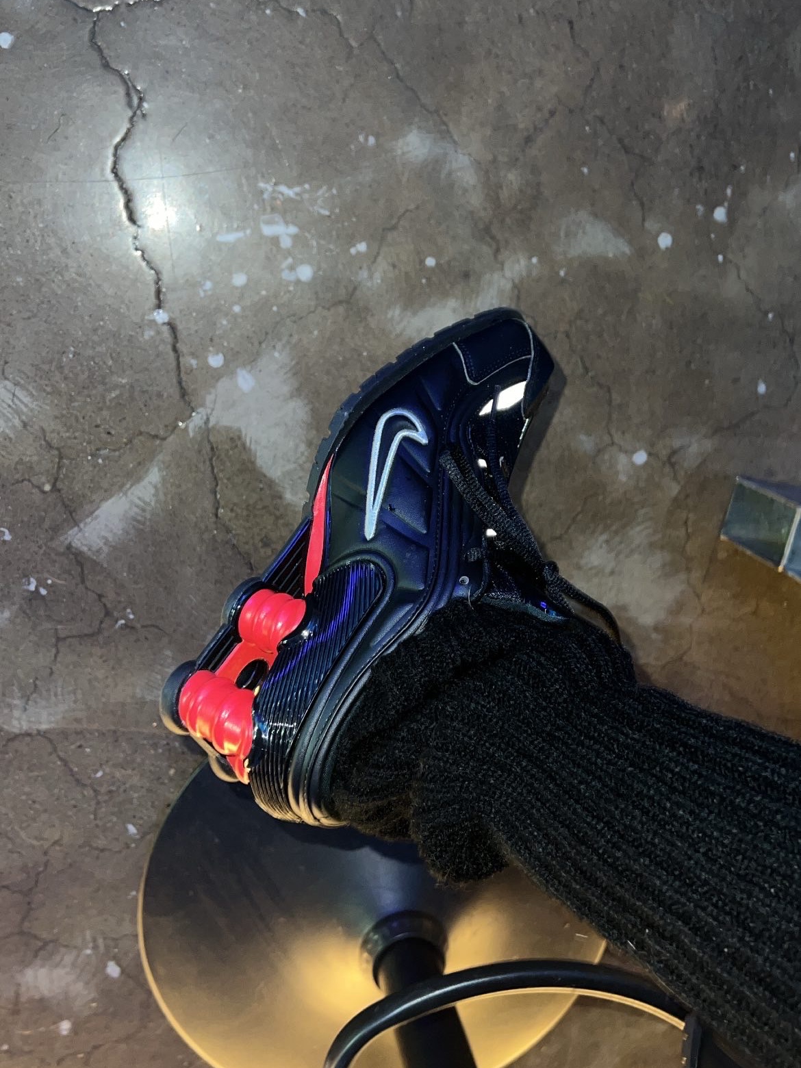 Nike x Martine Rose Shox MR4 Black 착용 스타일 - 4