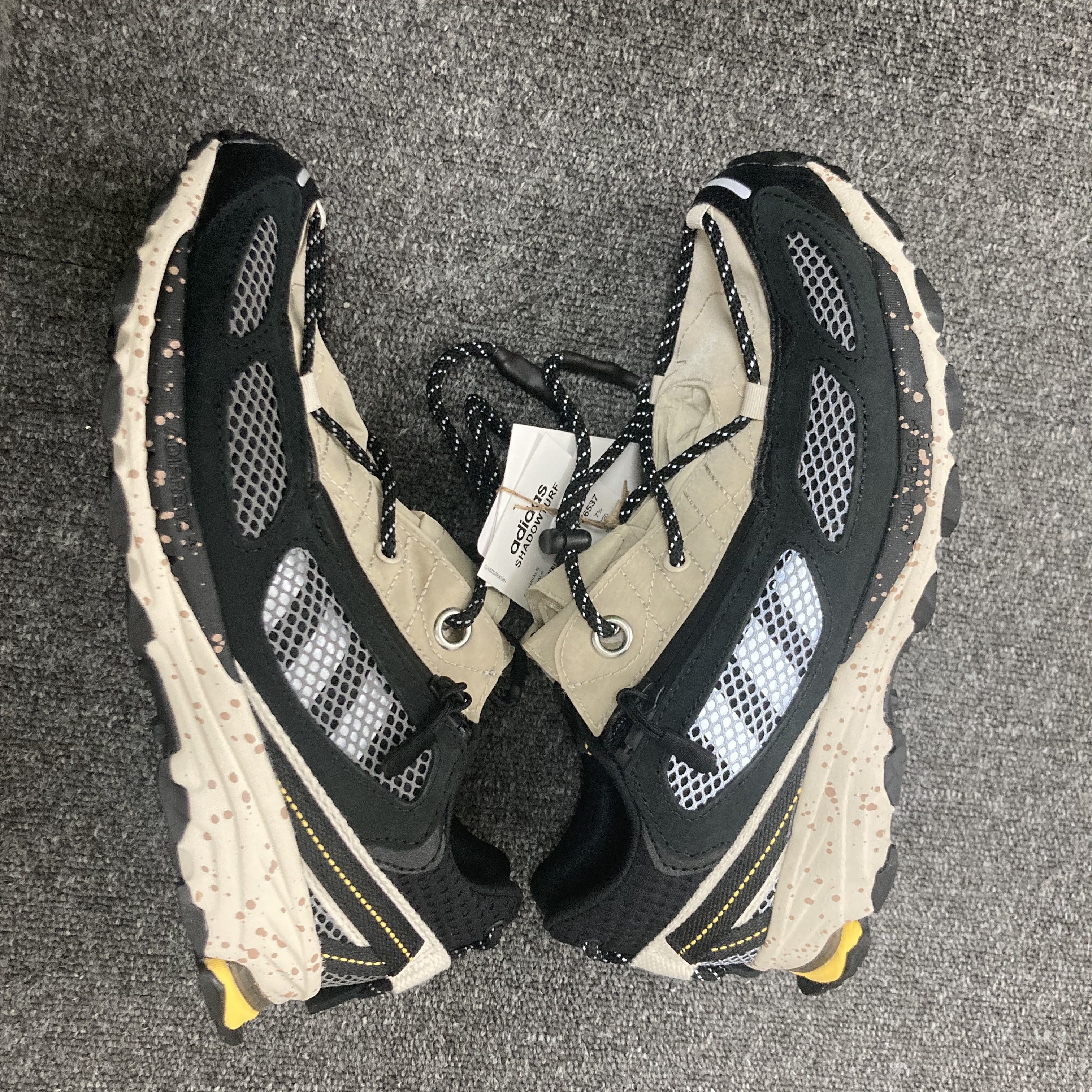 Adidas Shadowturf Core Black Silver Metallic 착용 스타일 - 3
