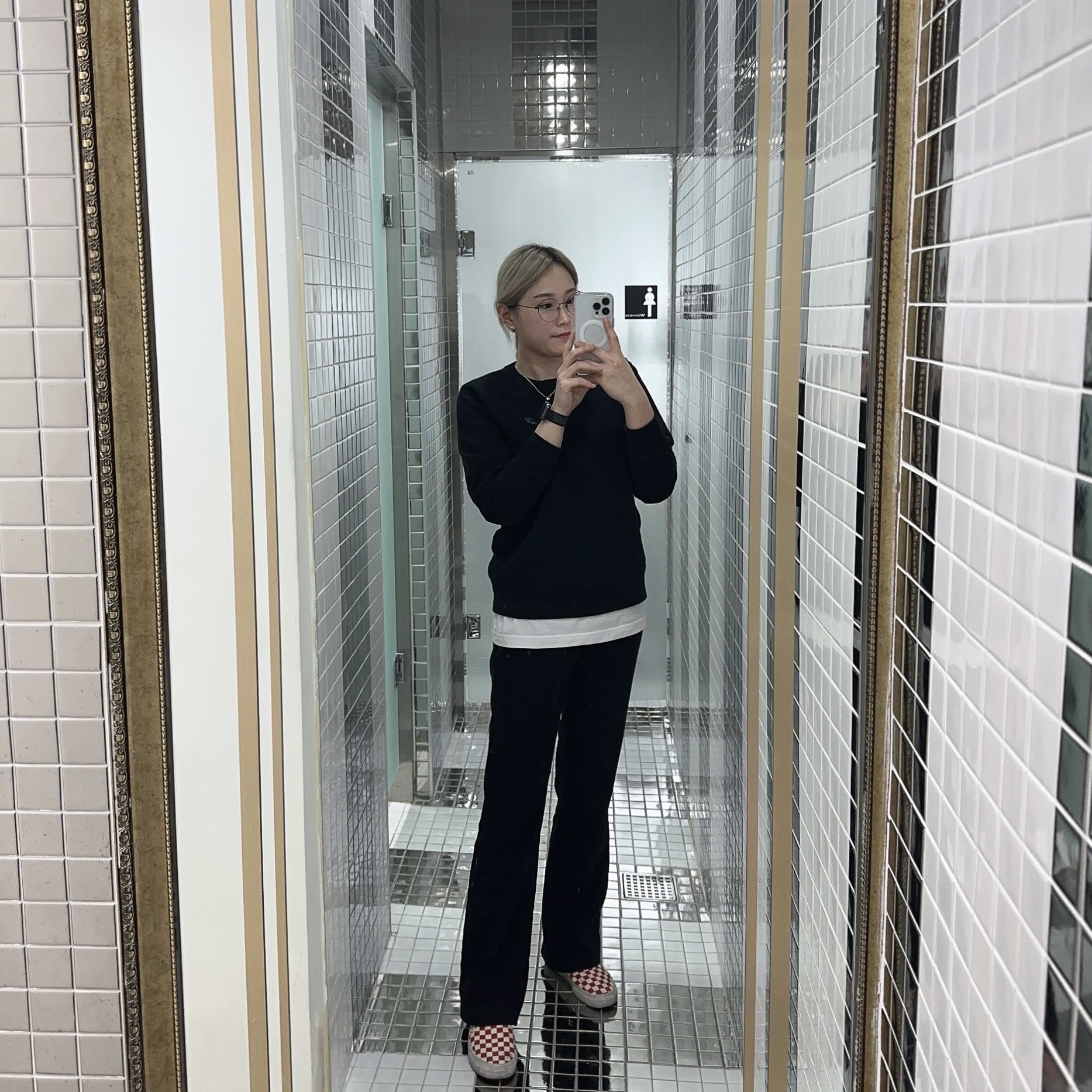 Maison Kitsune Monochrome Fox Head Patch Classic Sweatshirt Black, Apple Watch Nike Series 7 41mm GPS Midnight Aluminum Case with Nike Sport Band Anthracite Black (Korean Ver.) 착용 스타일