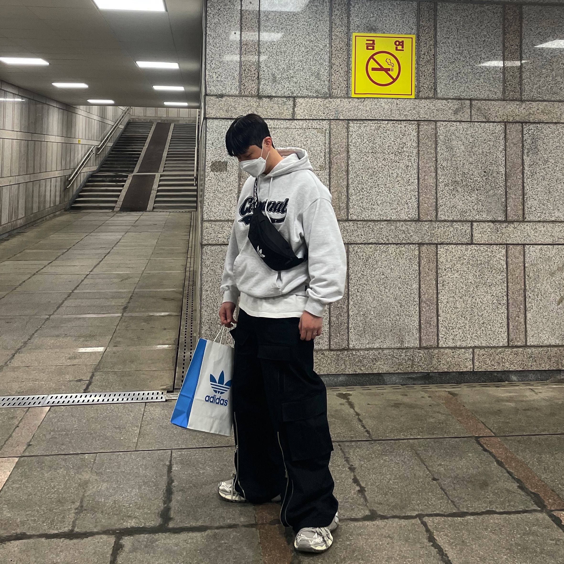 [KREAM 단독] AOP Tetsdo 6 Rail Cargo Pants Black, Balenciaga 3XL Sneakers Light Beige 착용 스타일 - 1