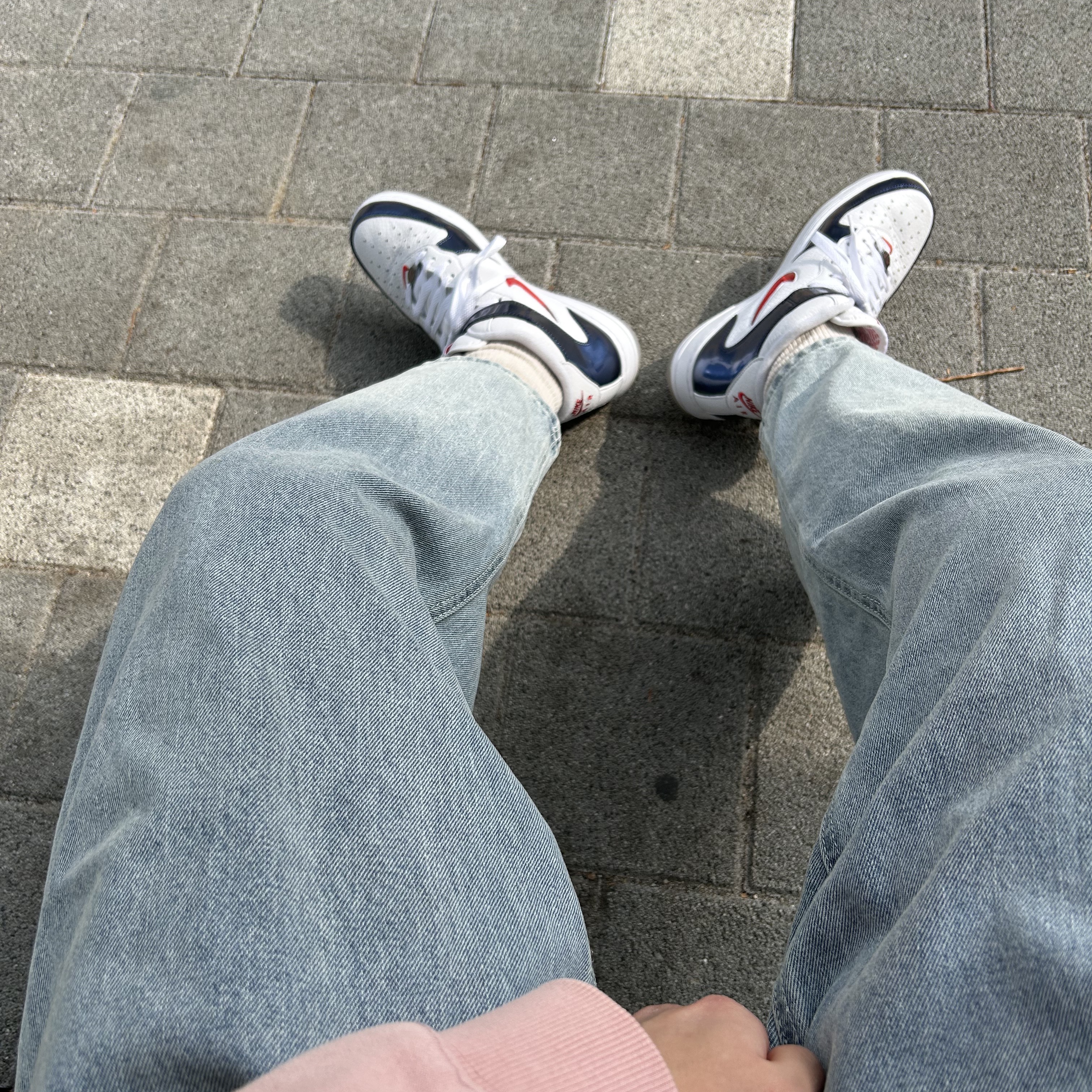 Nike Air Force 1 Mid QS University Red and Midnight Navy 착용 스타일