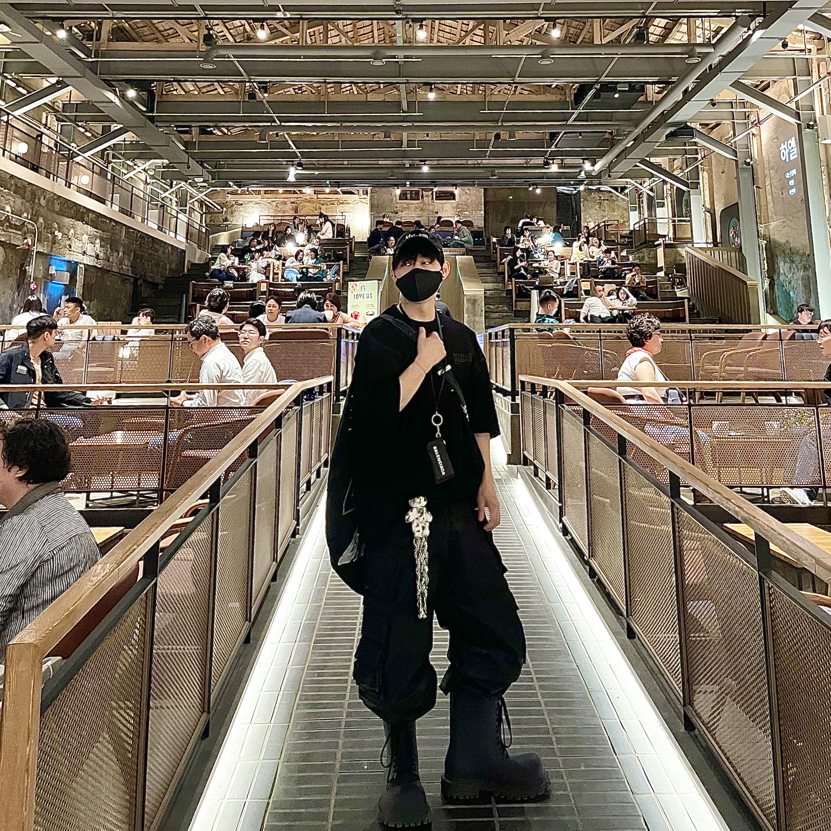 Project G/R Oversized Convertible Cargo Pants Coated Black, Balenciaga XL Army Boots Full Eva Black 착용 스타일 - 1