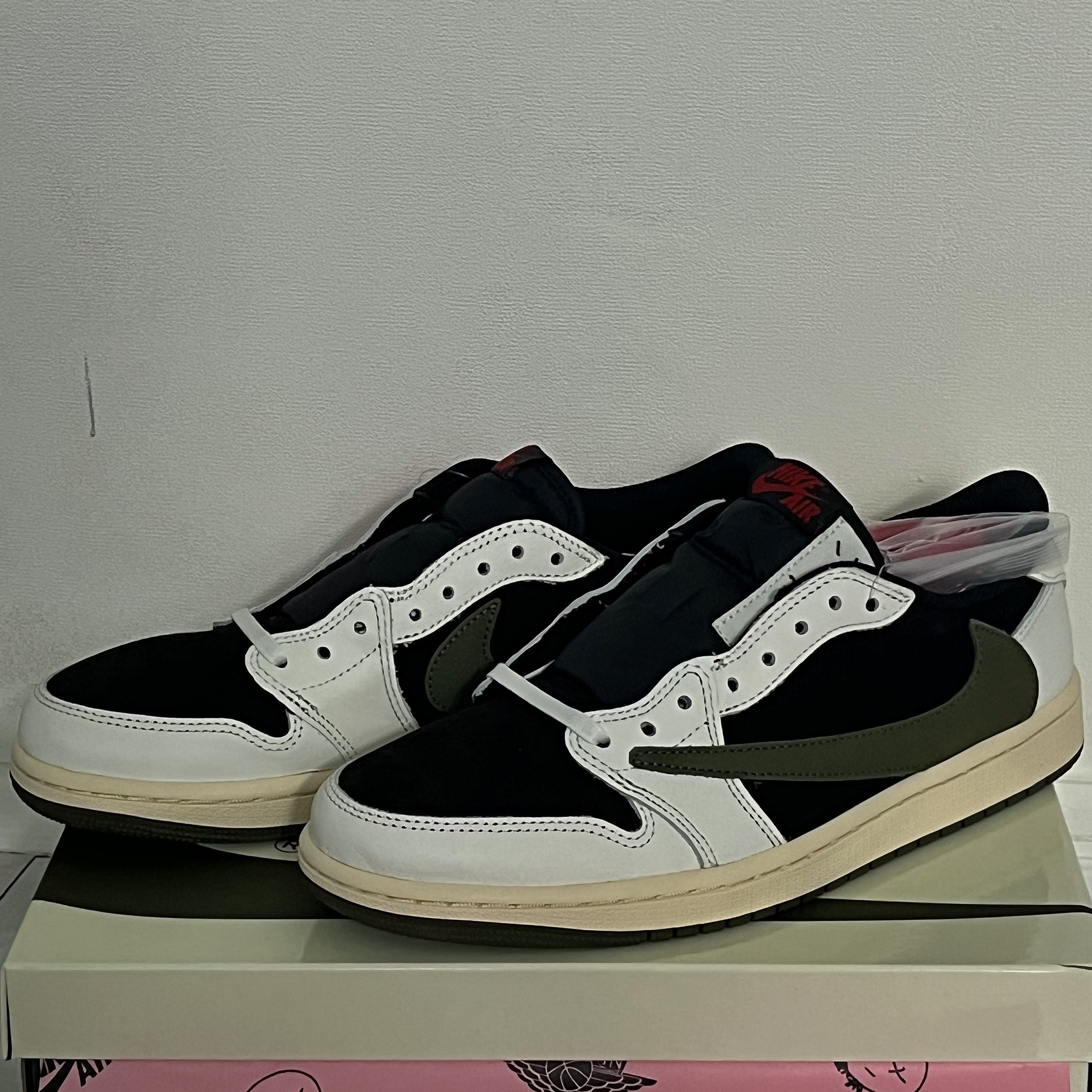 (W) Jordan 1 x Travis Scott Retro Low OG SP Medium Olive 착용 스타일 - 2