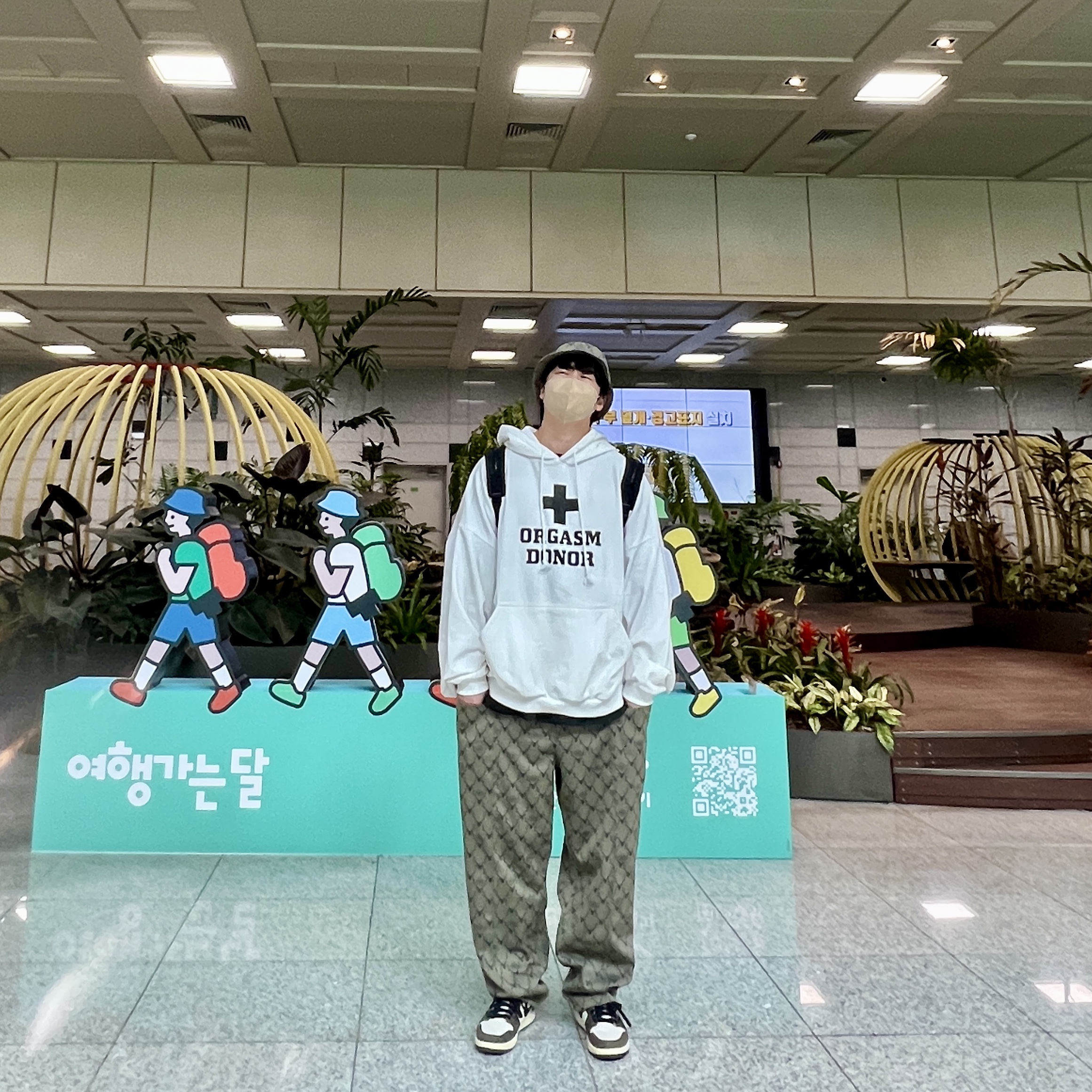 조던 1 x 트래비스 스캇 레트로 하이 OG SP 모카, 프로젝트 G/R 오르가즘 도너 후드 더티 화이트 착용 스타일 - 1