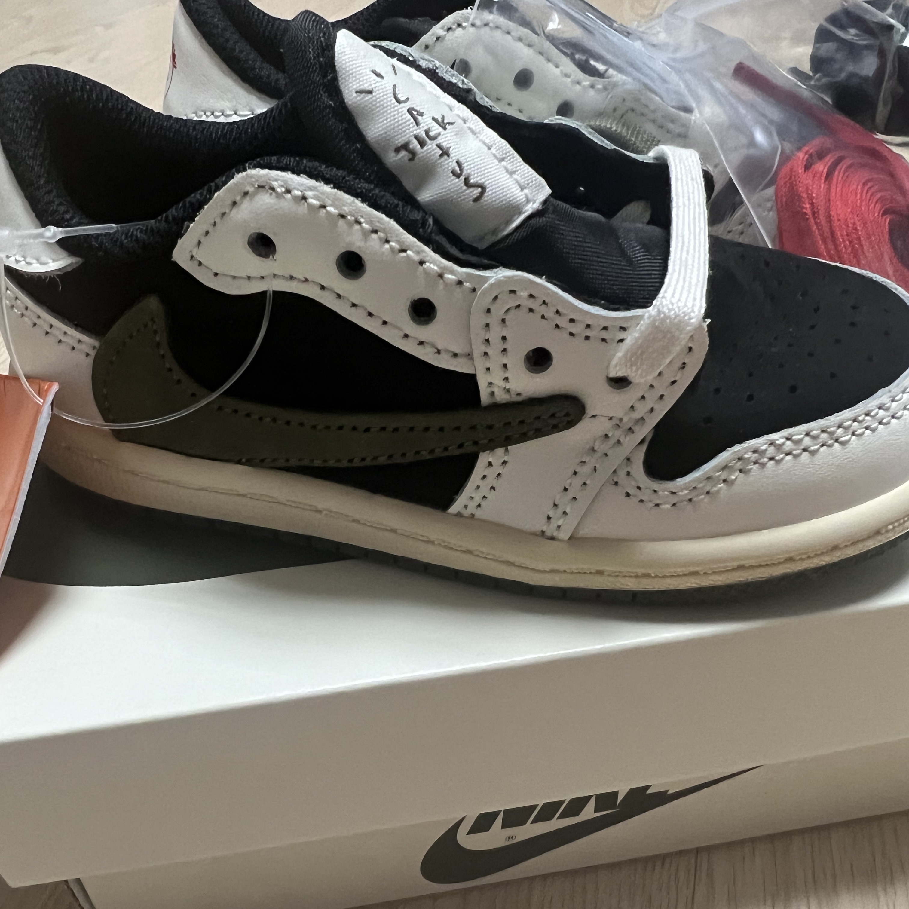 (W) Jordan 1 x Travis Scott Retro Low OG SP Medium Olive, (PS) Jordan 1 x Travis Scott Retro Low OG SP Medium Olive 착용 스타일 - 4