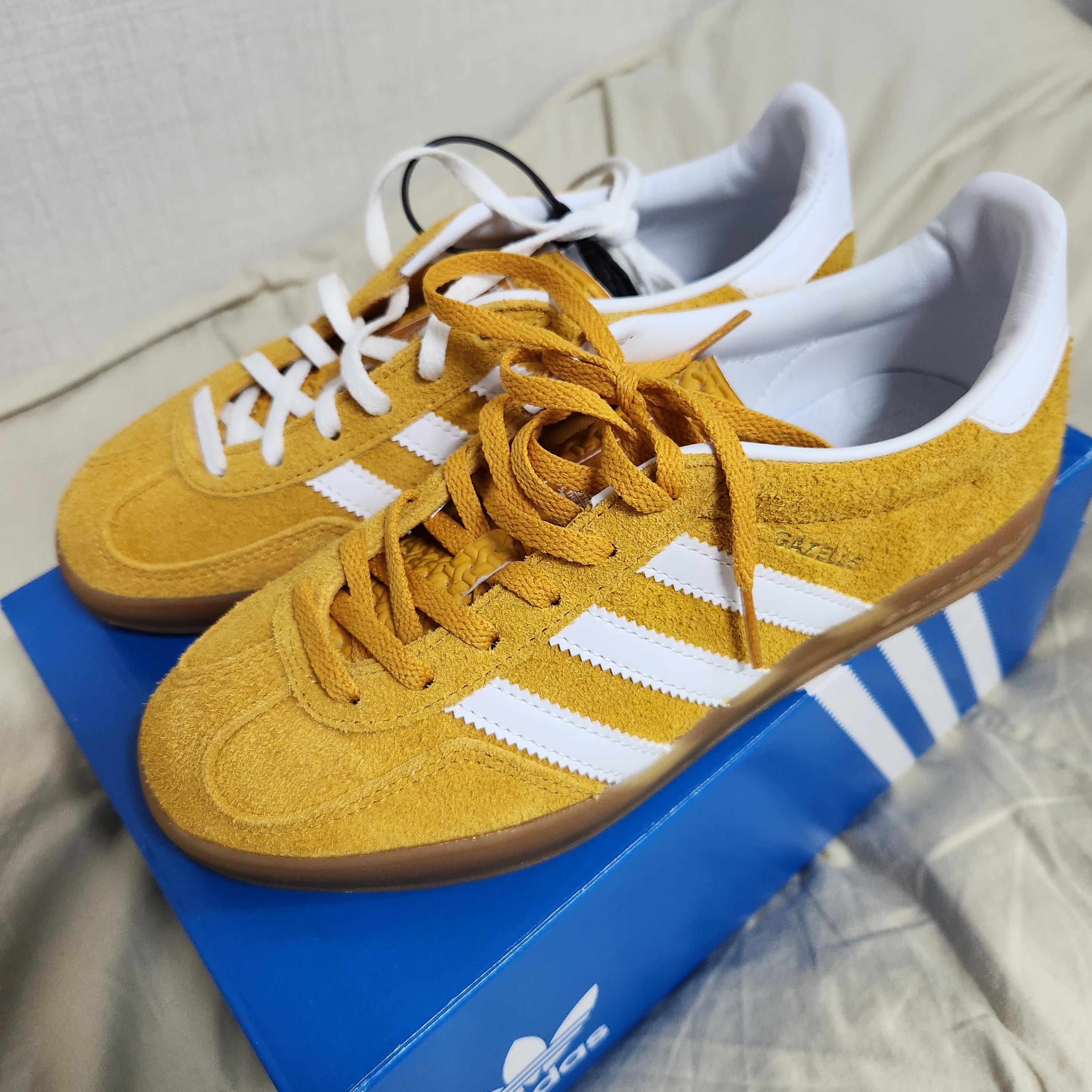 (W) Adidas Gazelle Indoor Orange Peel Cloud White 착용 스타일 - 1