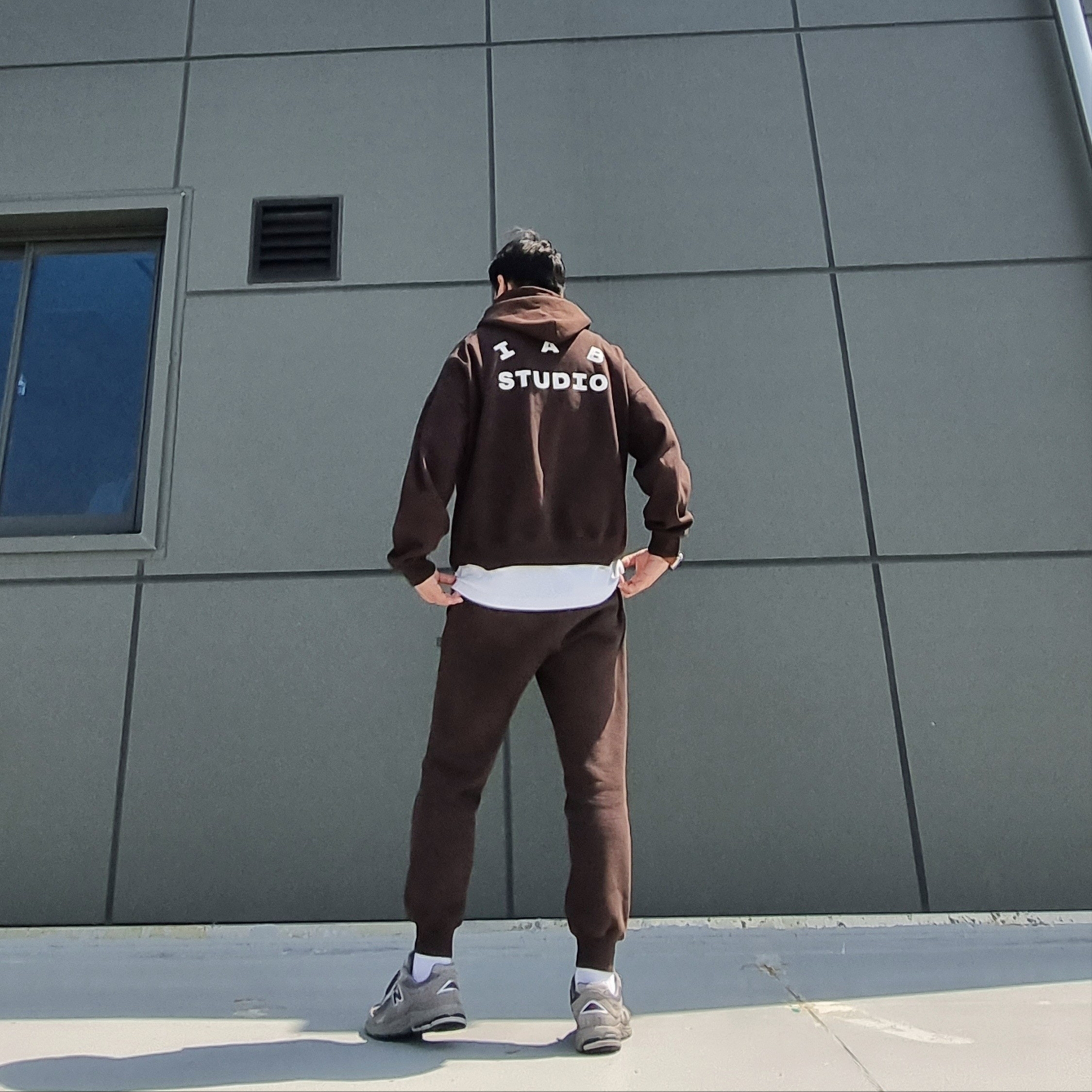 New Balance 2002R Gray, IAB Studio Sweatpants Brown 착용 스타일 - 3