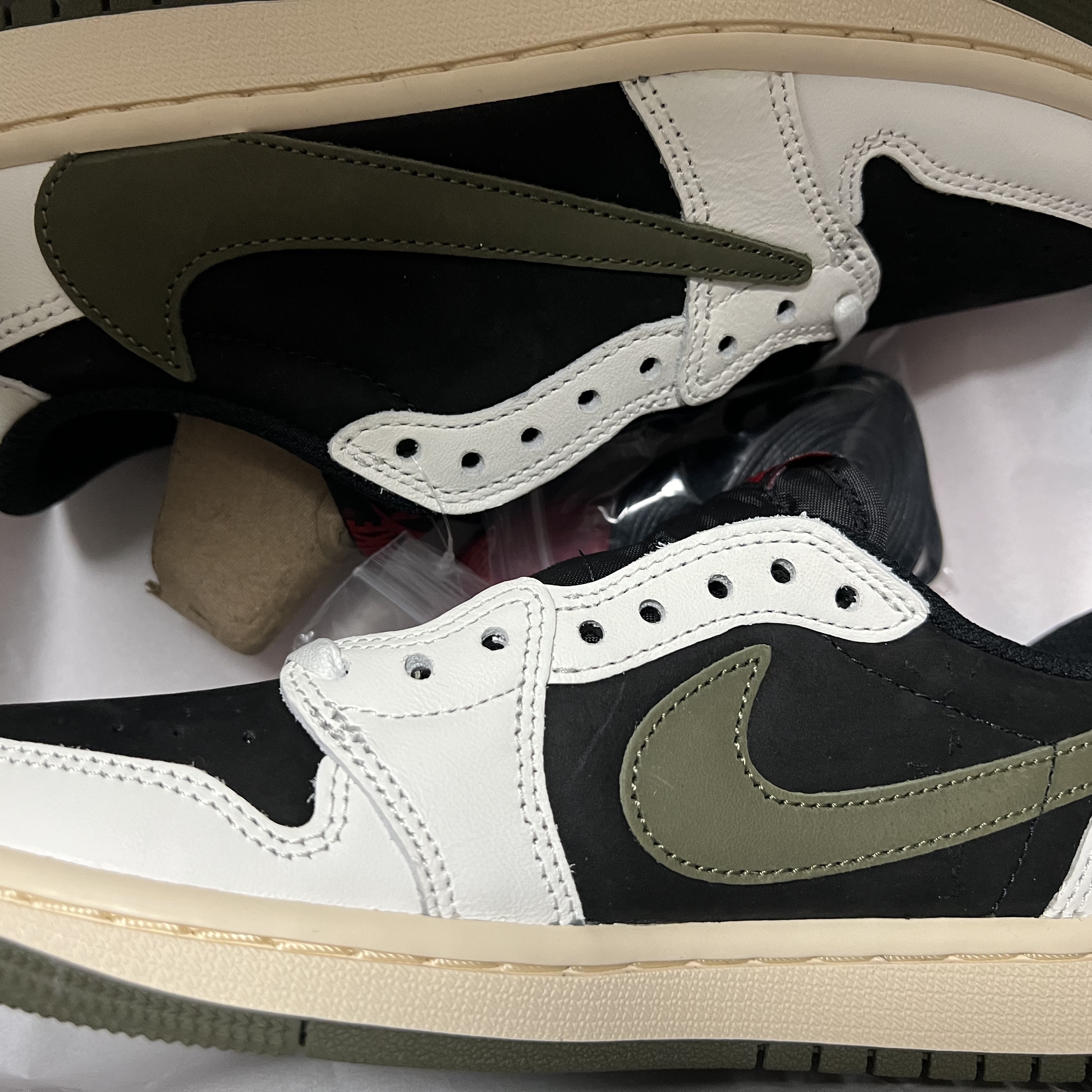 (W) Jordan 1 x Travis Scott Retro Low OG SP Medium Olive, (PS) Jordan 1 x Travis Scott Retro Low OG SP Medium Olive 착용 스타일 - 2