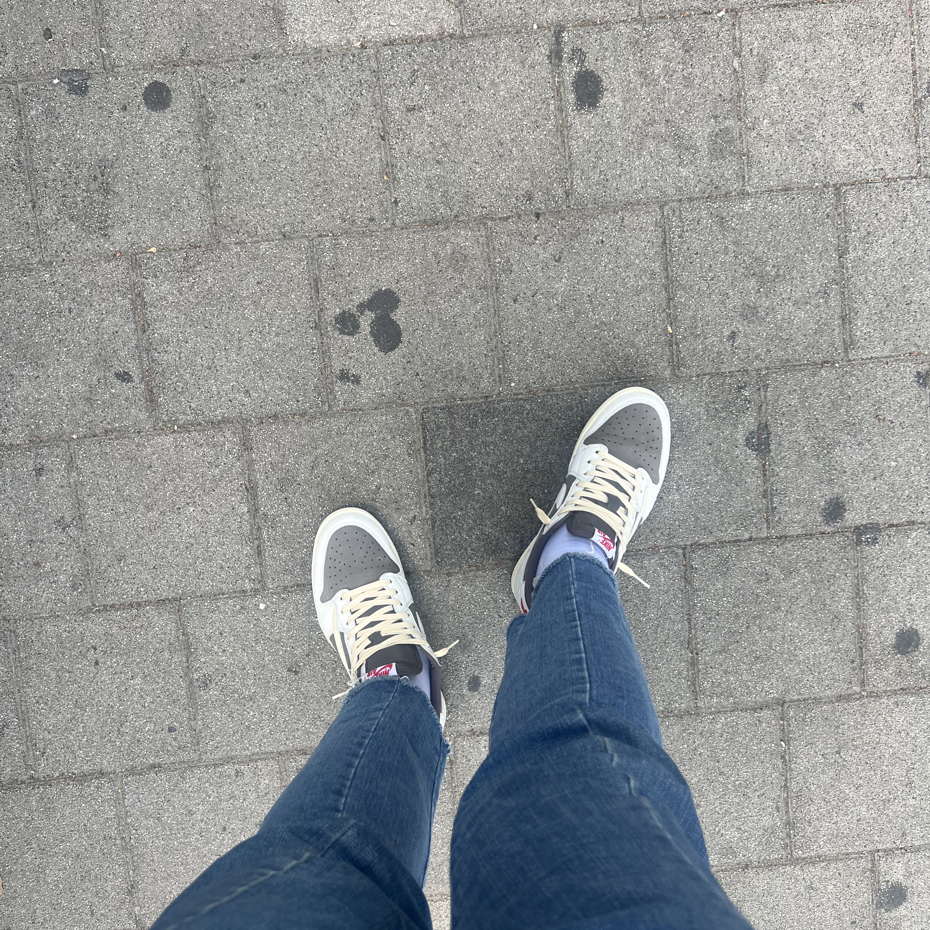 Jordan 1 x Travis Scott Retro Low OG SP Sail and Ridgerock, New Balance x JJJJound 991 Made in UK Grey 착용 스타일 - 1