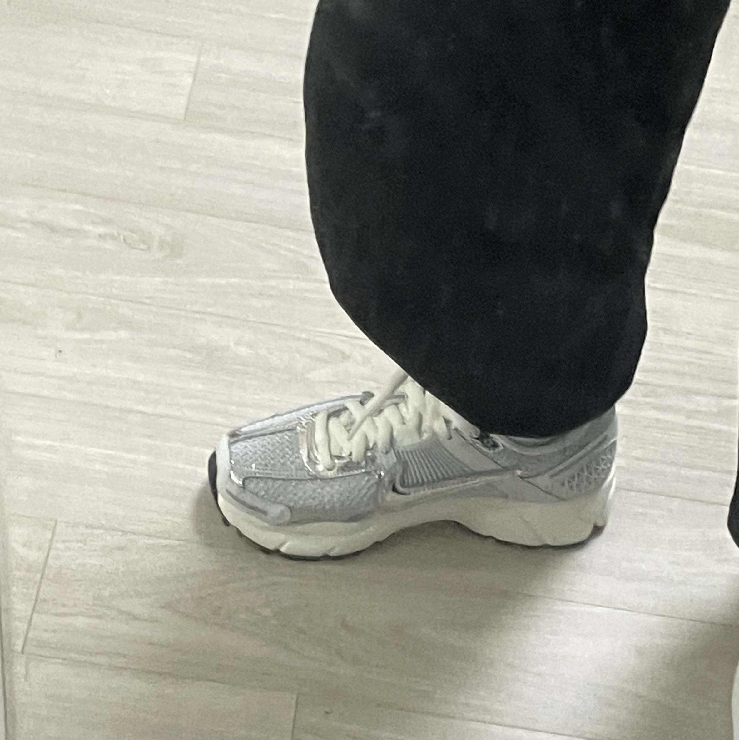 (W) Nike Zoom Vomero 5 Photon Dust and Metallic Silver 착용 스타일 - 3