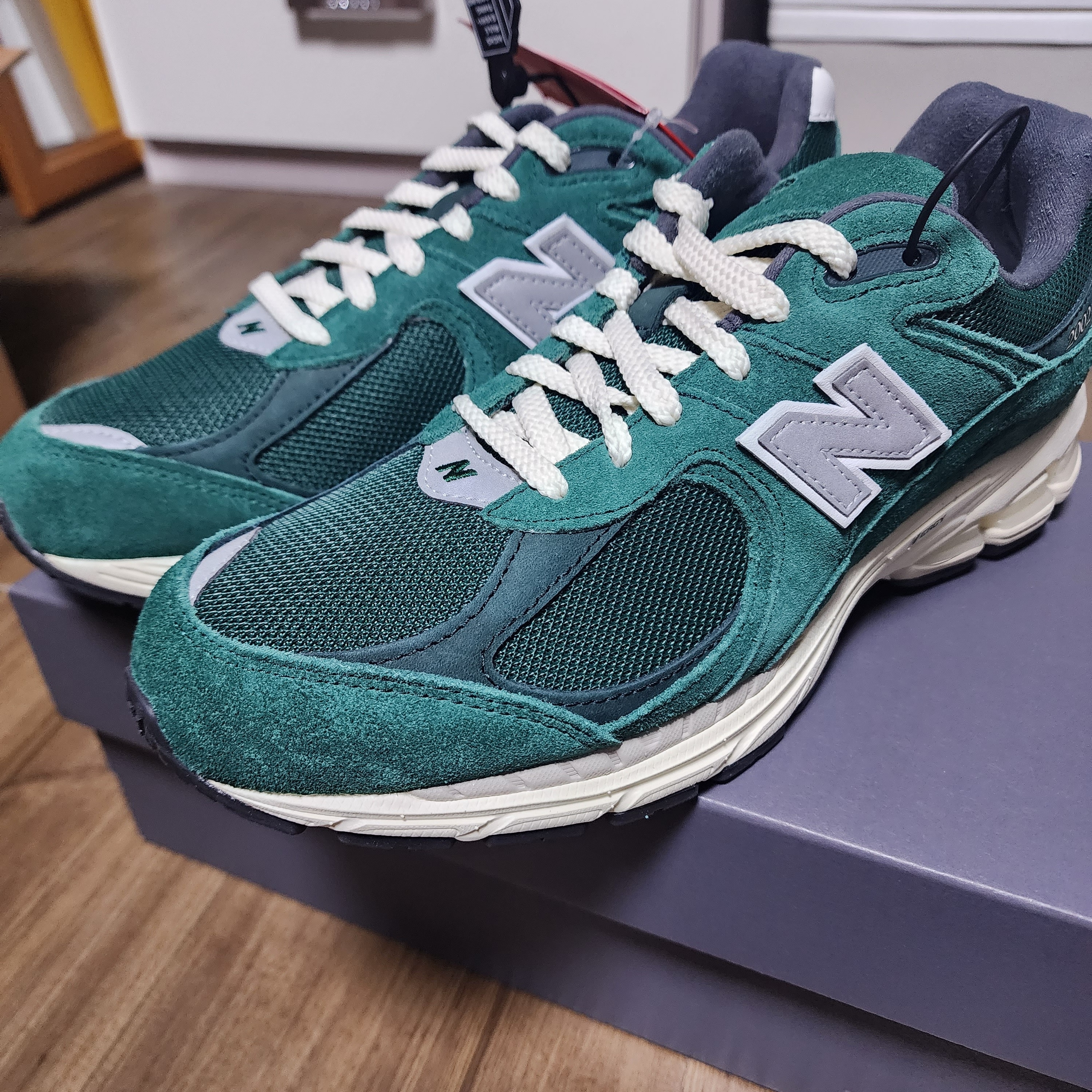 New Balance 2002R Nightwatch Green 착용 스타일 - 1