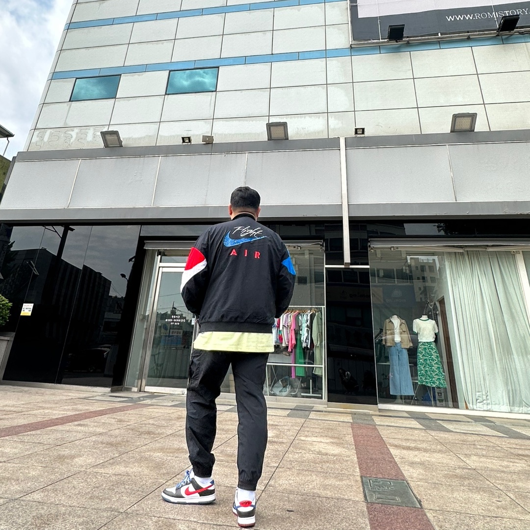 Nike Dunk Low SE Seoul, Jordan Legacy AJ Retro 4 What The Light Jacket Black 착용 스타일