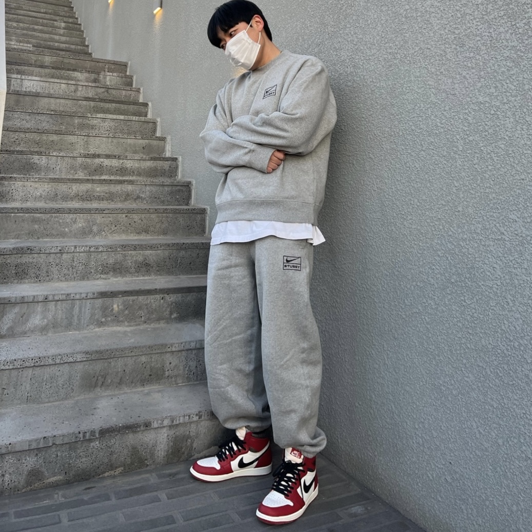 Nike x Stussy NRG Fleece Pants Dark Grey Heather (DO9340-063), Nike x Stussy NRG Fleece Crewneck Dark Grey Heather (DO9337-063) 착용 스타일