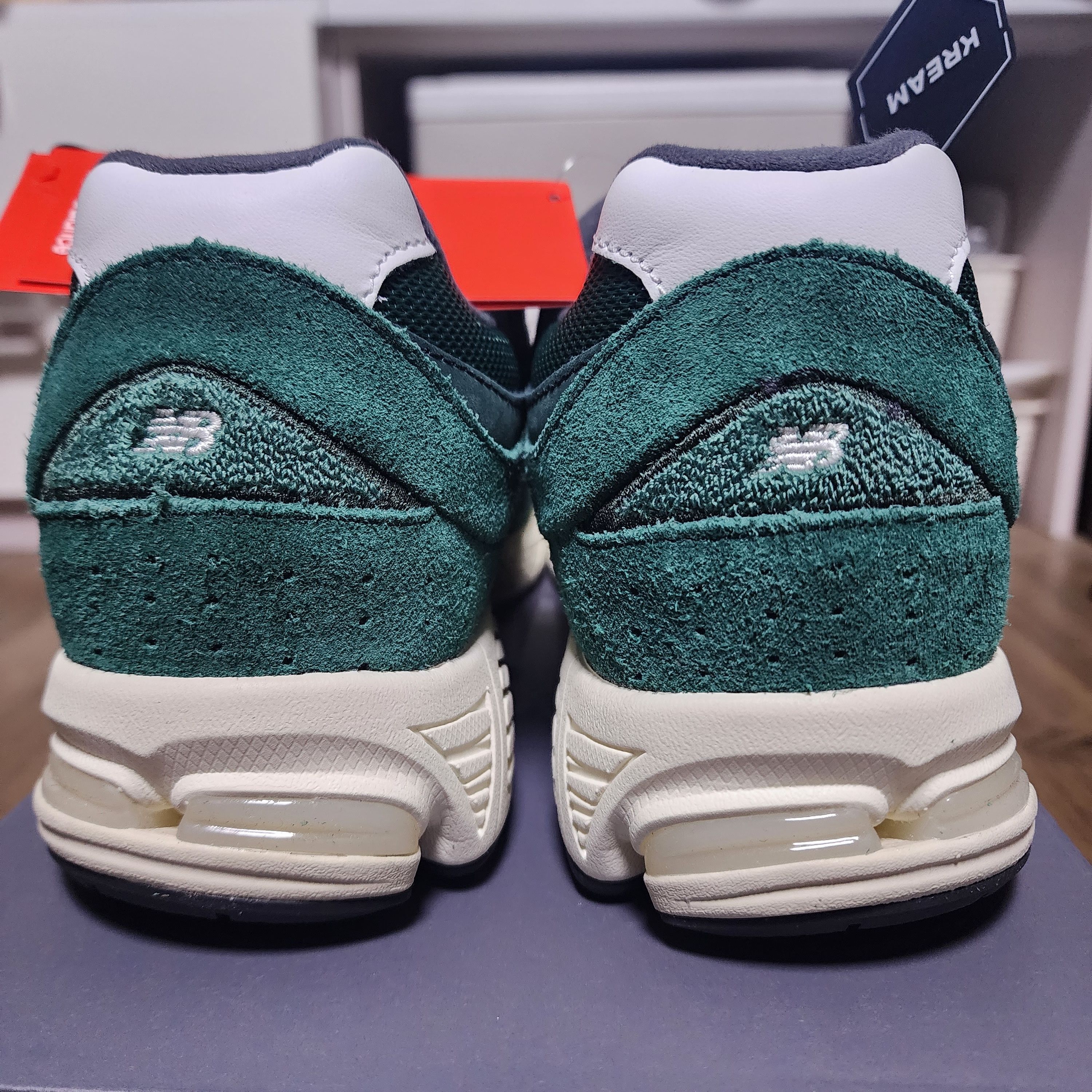 New Balance 2002R Nightwatch Green 착용 스타일 - 4