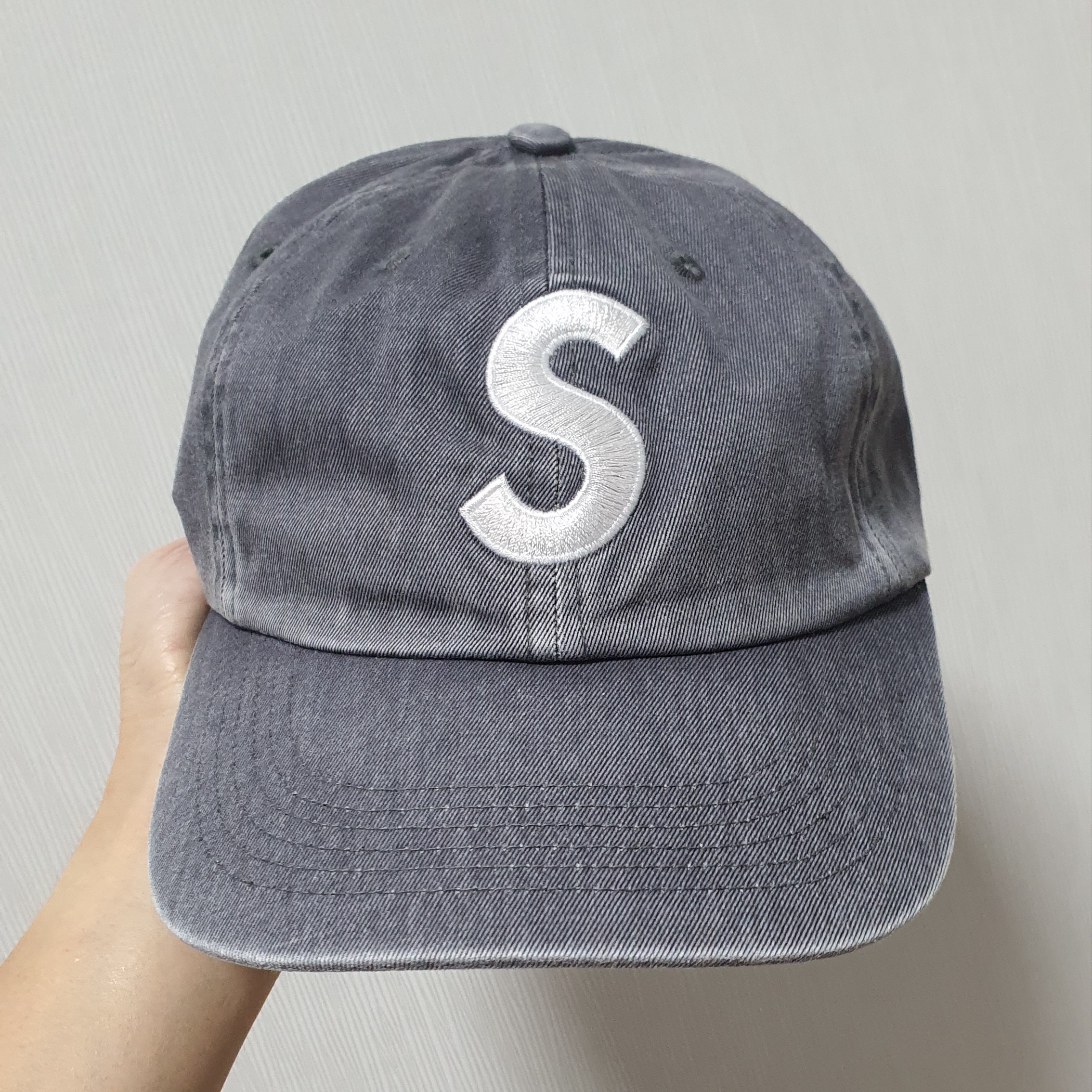 Supreme Pigment Print S Logo 6-Panel Grey - 22FW 착용 스타일