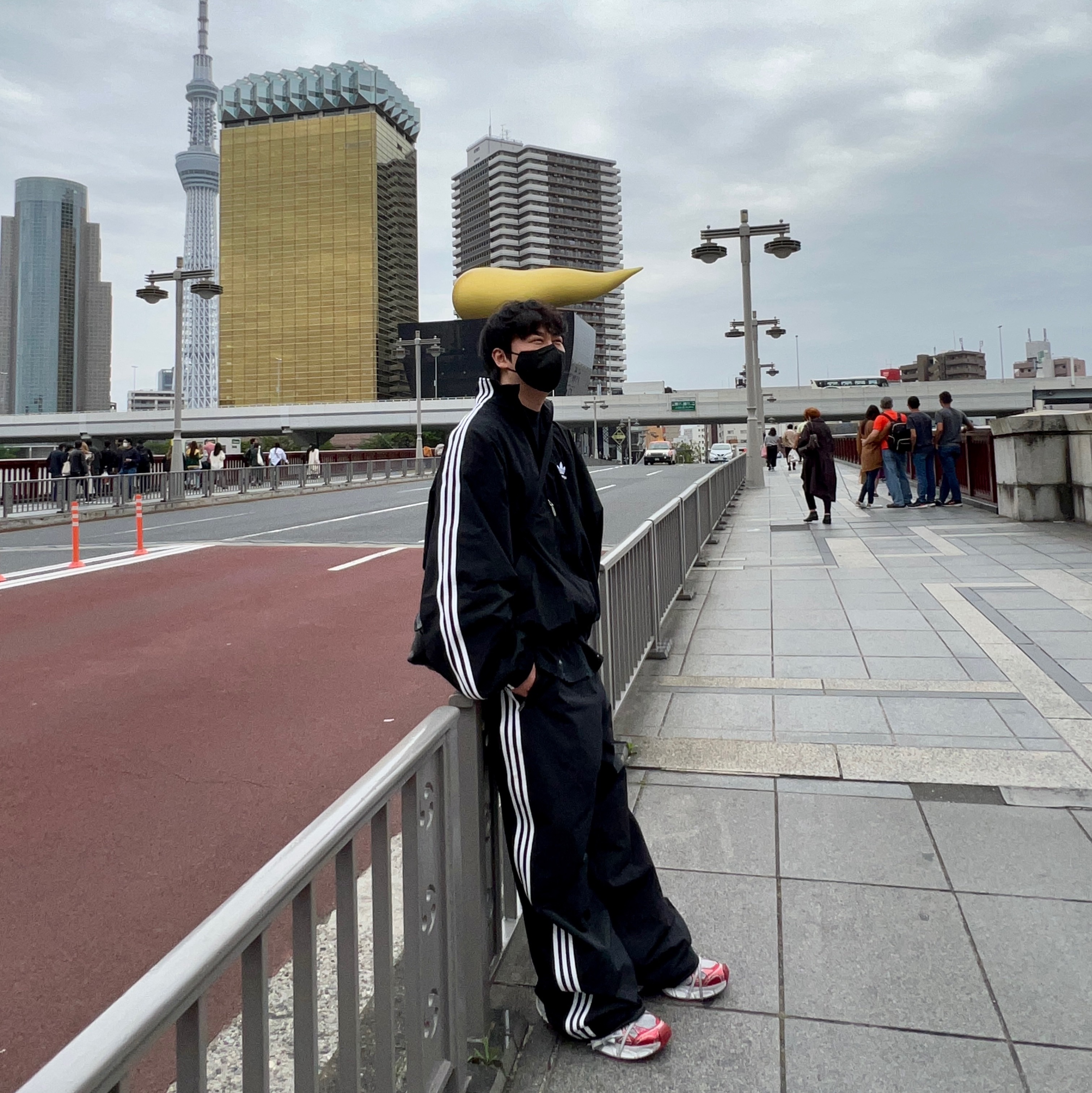 Balenciaga x Adidas Performance Poplin Tracksuit Jacket Black, Balenciaga x Adidas Tracksuit Trousers Black 착용 스타일 - 2