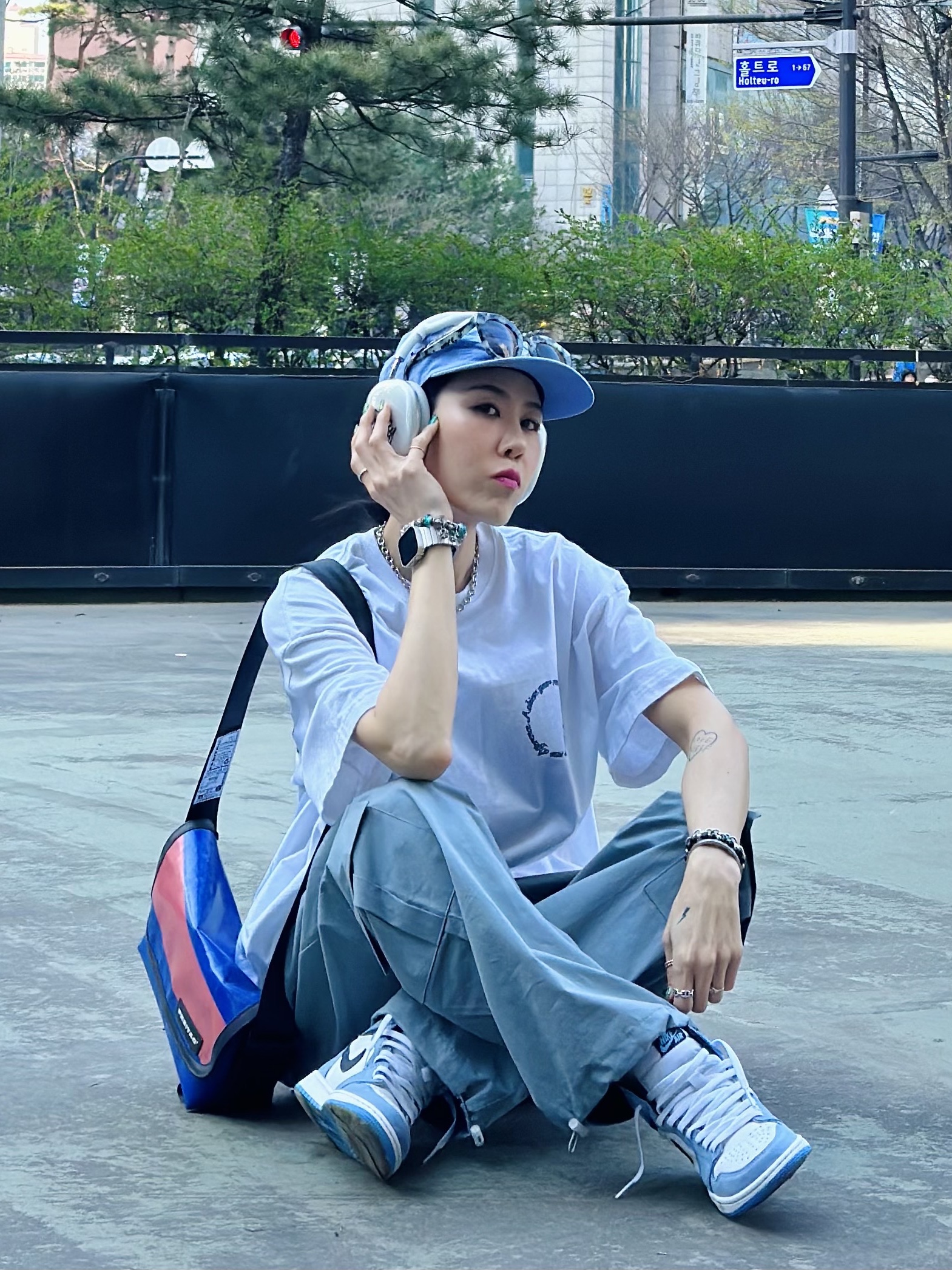 Apple AirPods Max Lightning Silver (Korean Ver.), Jordan 1 Retro High OG University Blue 착용 스타일 - 1