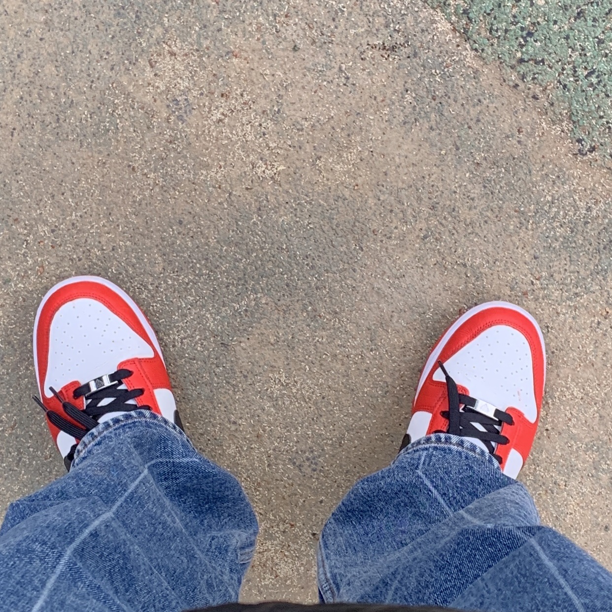 Nike x NBA Dunk Low Retro EMB Black and Chile Red 착용 스타일