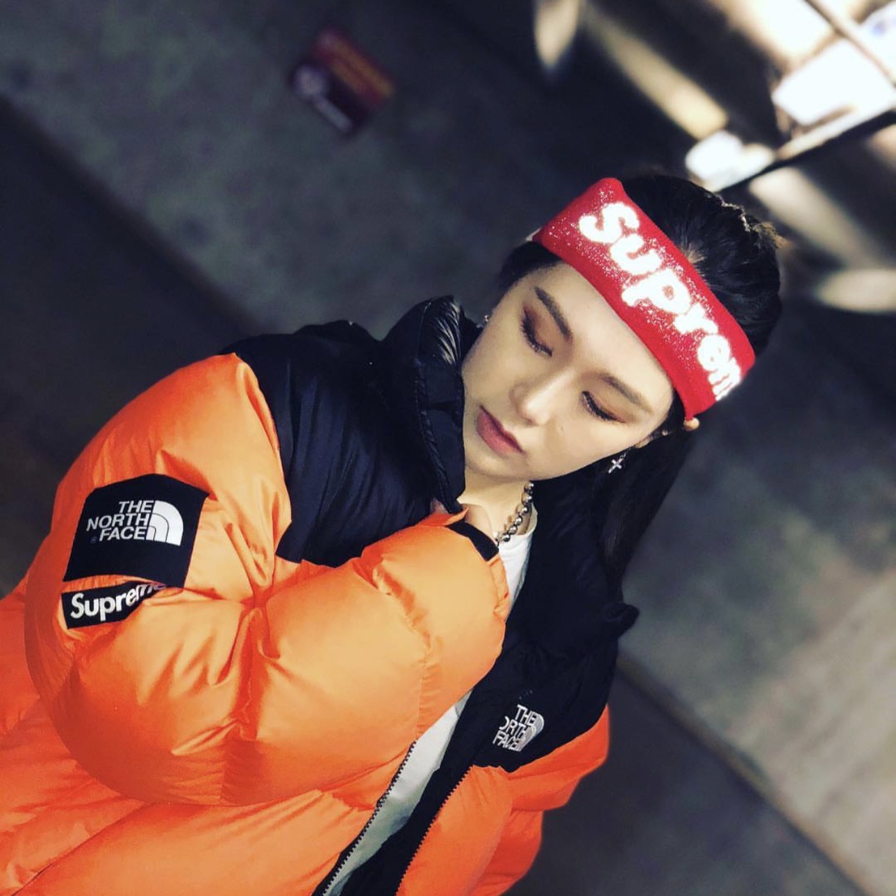 슈프림 x 나이키 NBA 헤드밴드 레드 - 19SS, 슈프림 x 나이키 NBA 헤드밴드 블랙 - 19SS 착용 스타일 - 1