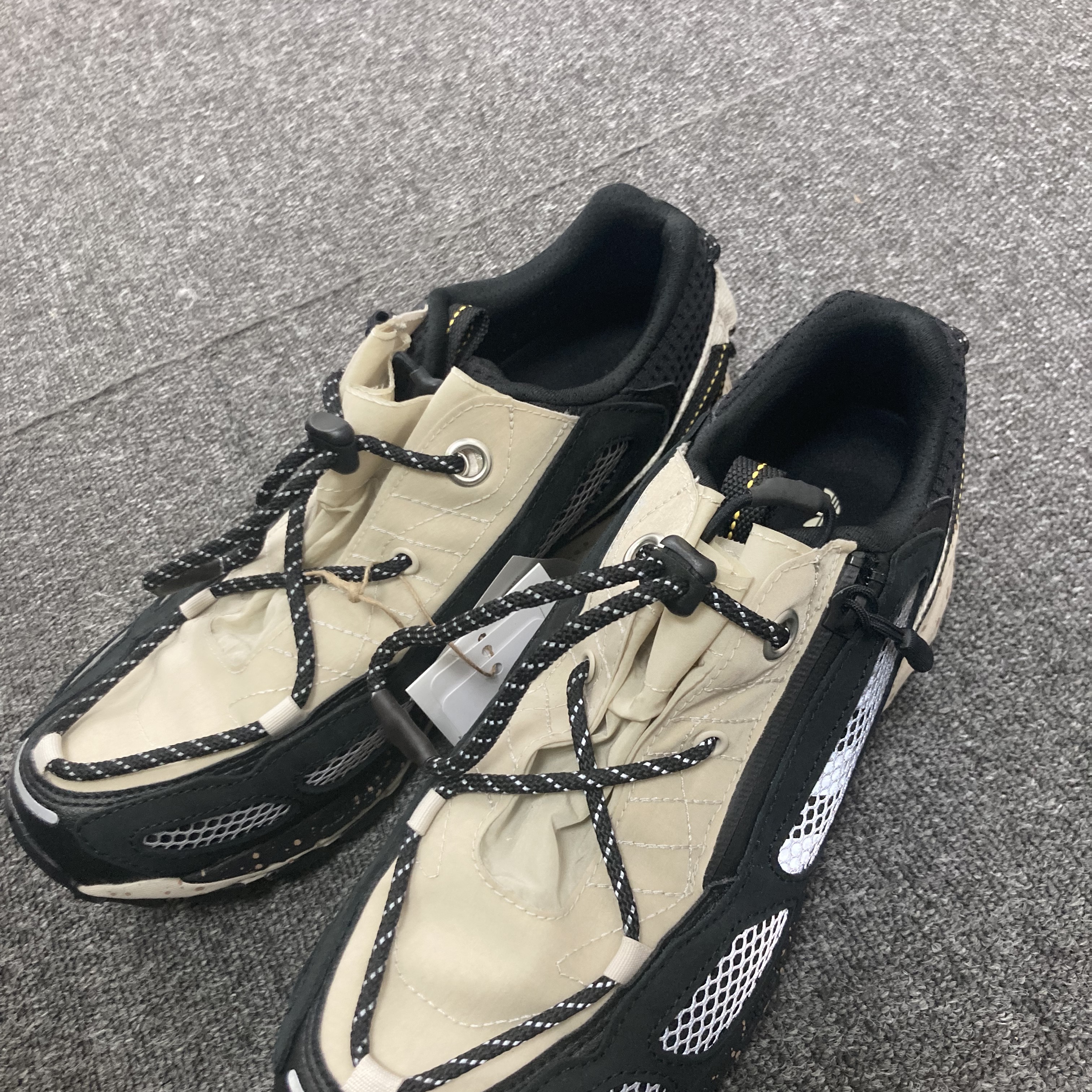 Adidas Shadowturf Core Black Silver Metallic 착용 스타일 - 2