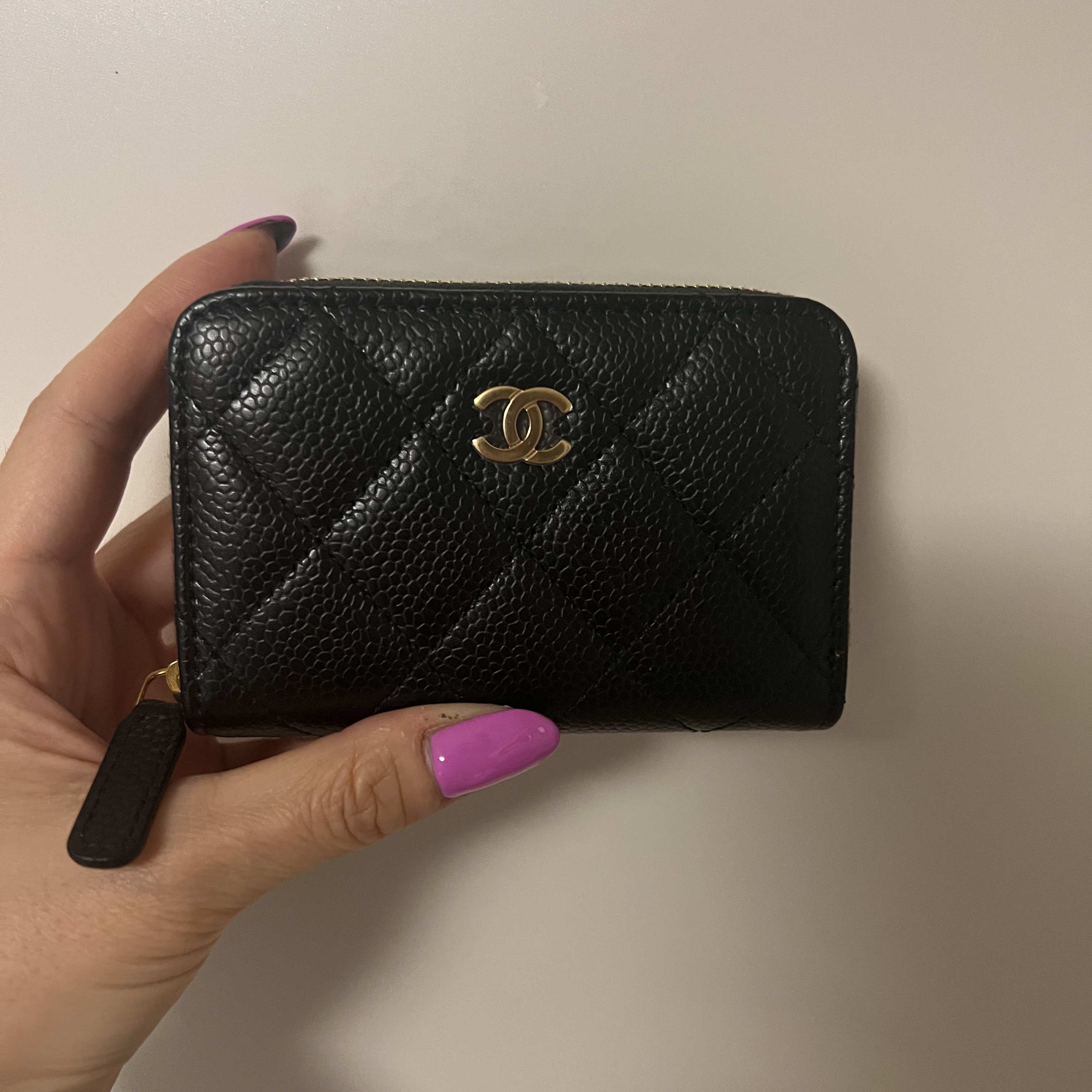 Chanel Classic Zipped Coin Purse Grained Calfskin & Gold Black 착용 스타일 - 1