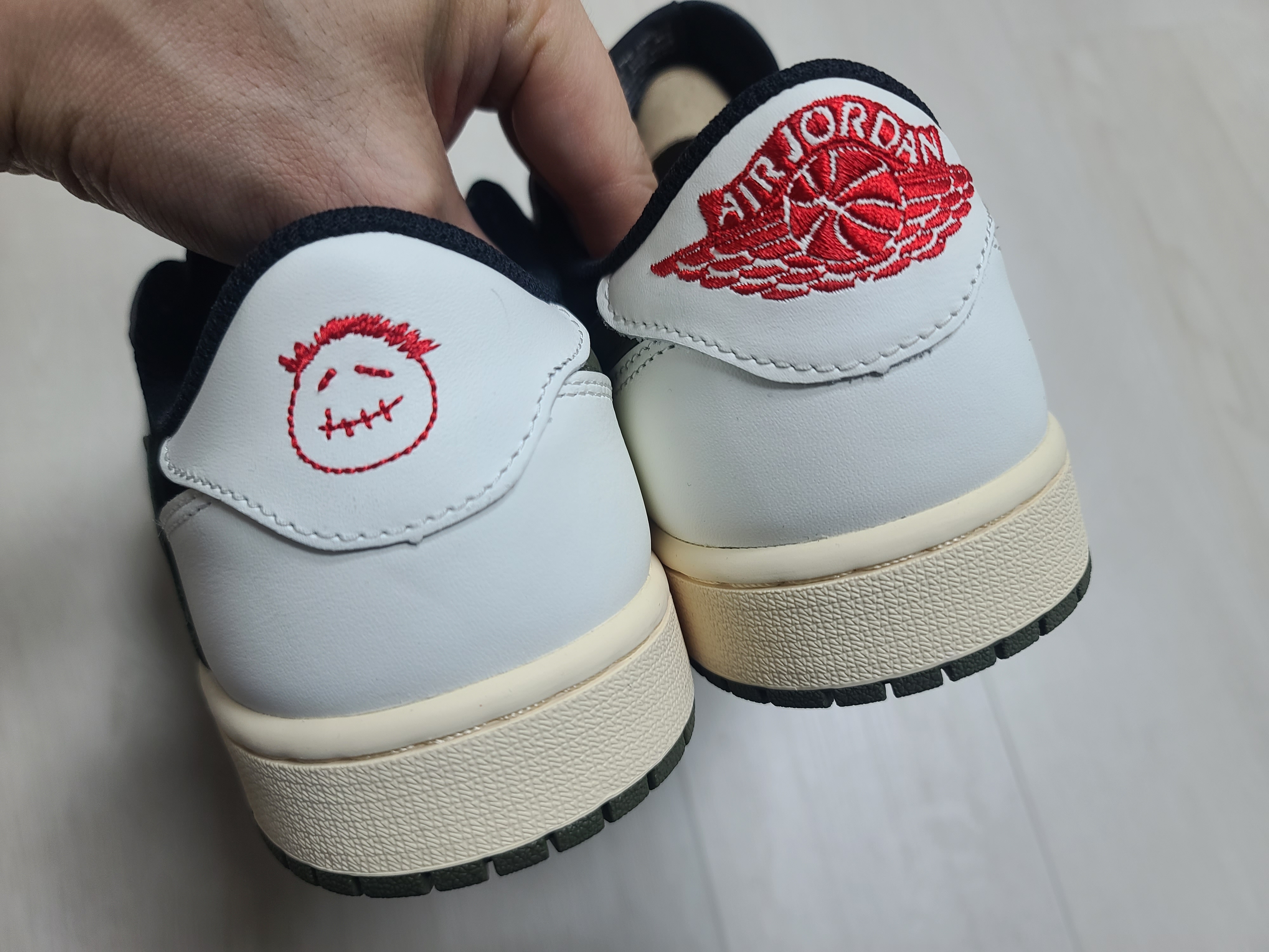 (W) Jordan 1 x Travis Scott Retro Low OG SP Medium Olive 착용 스타일 - 3