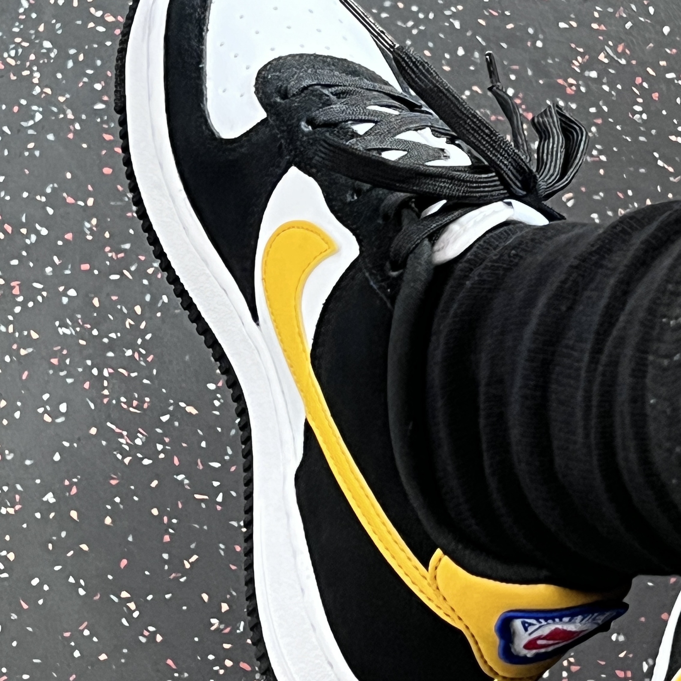 (GS) Nike Air Force 1 LV8 Athletic Club Black Dark Sulfur 착용 스타일