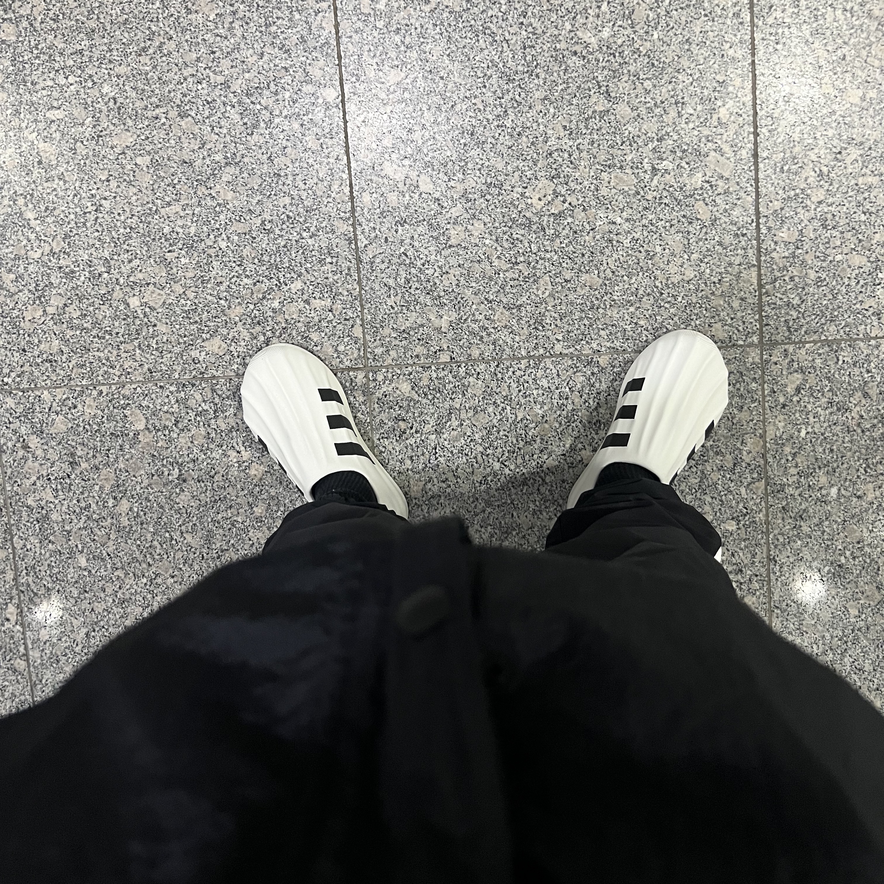 Adidas Adifom Superstar Core White 착용 스타일