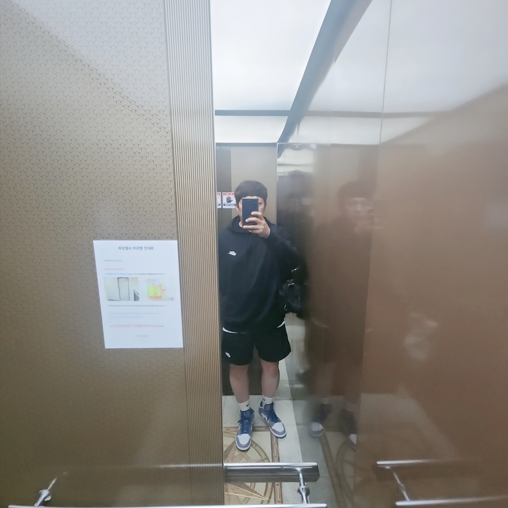 조던 1 미드 시멘트 그레이 트루 블루 착용 스타일 - 1