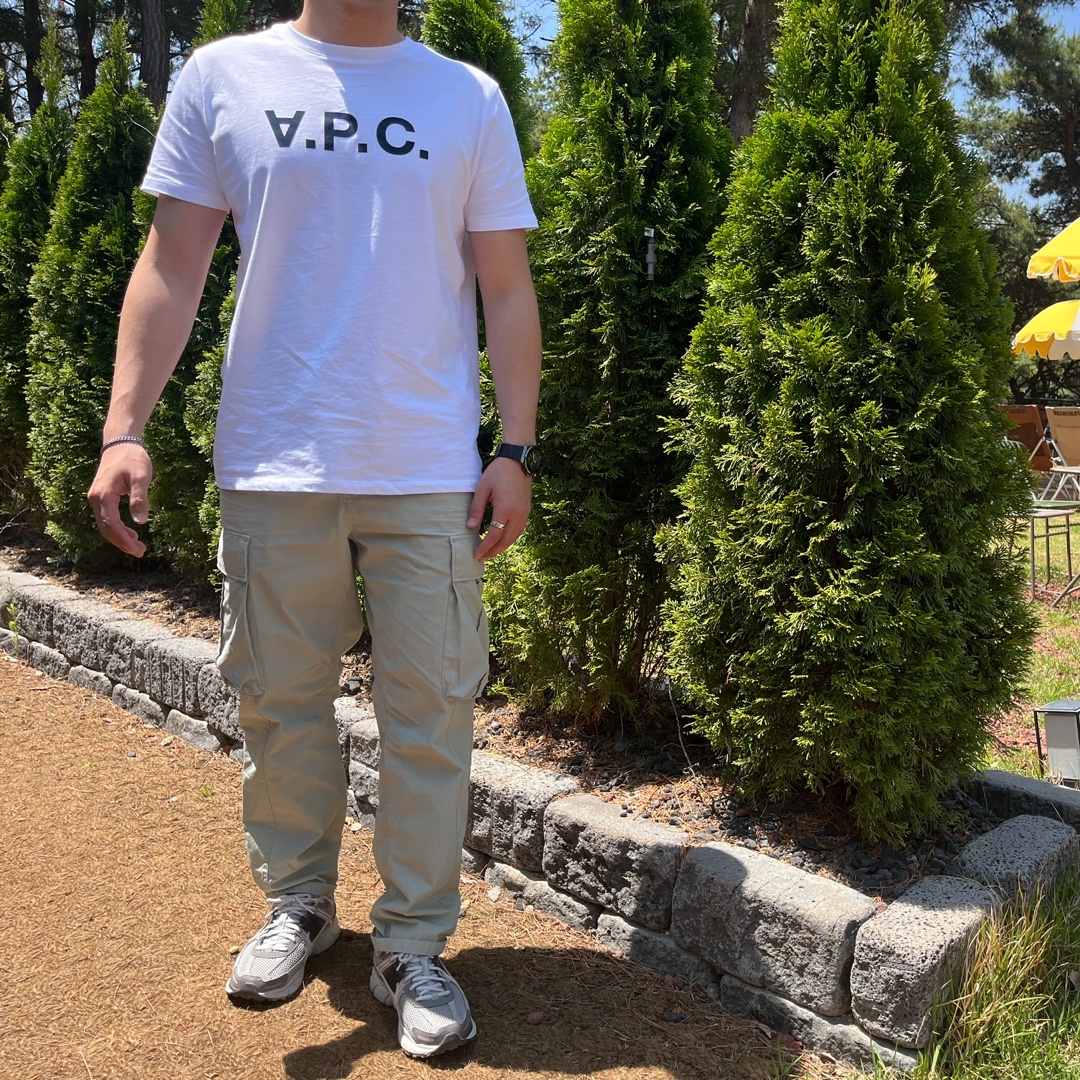 A.P.C. VPC T-Shirt White Dark Navy, (W) Nike Zoom Vomero 5 Cobblestone and Flat Pewter 착용 스타일