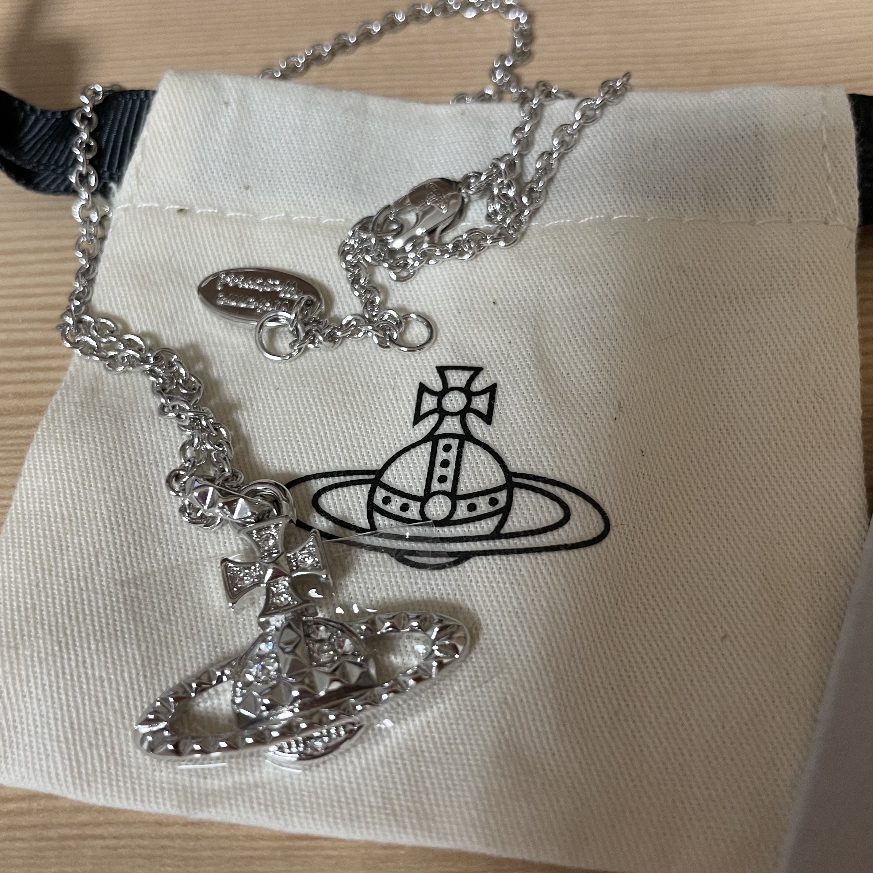 Vivienne Westwood Mayfair Bas Relief Pendant Silver 착용 스타일 - 1