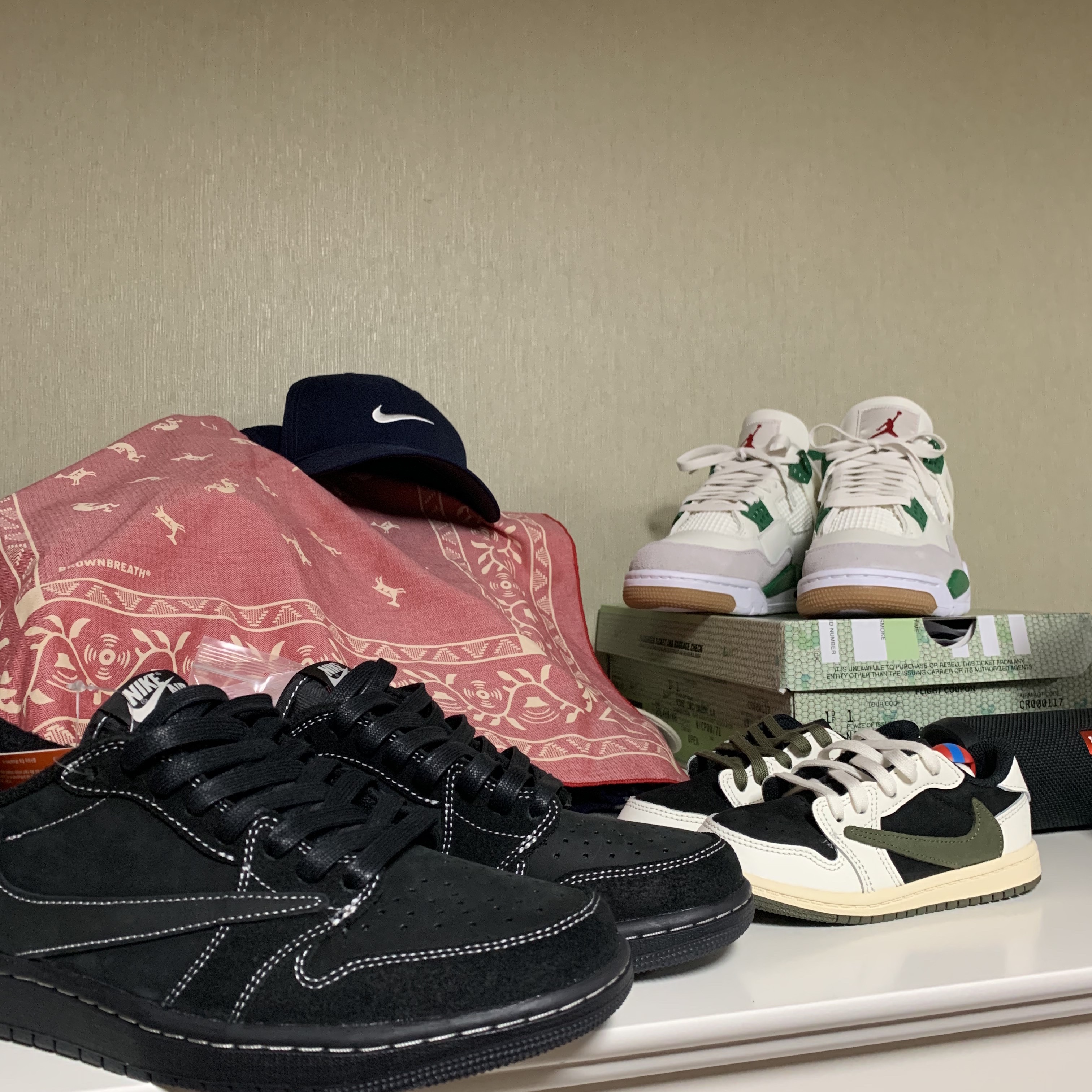 (TD) Jordan 1 x Travis Scott Retro Low OG SP Medium Olive, Jordan 4 x Nike SB Retro SP Pine Green 착용 스타일