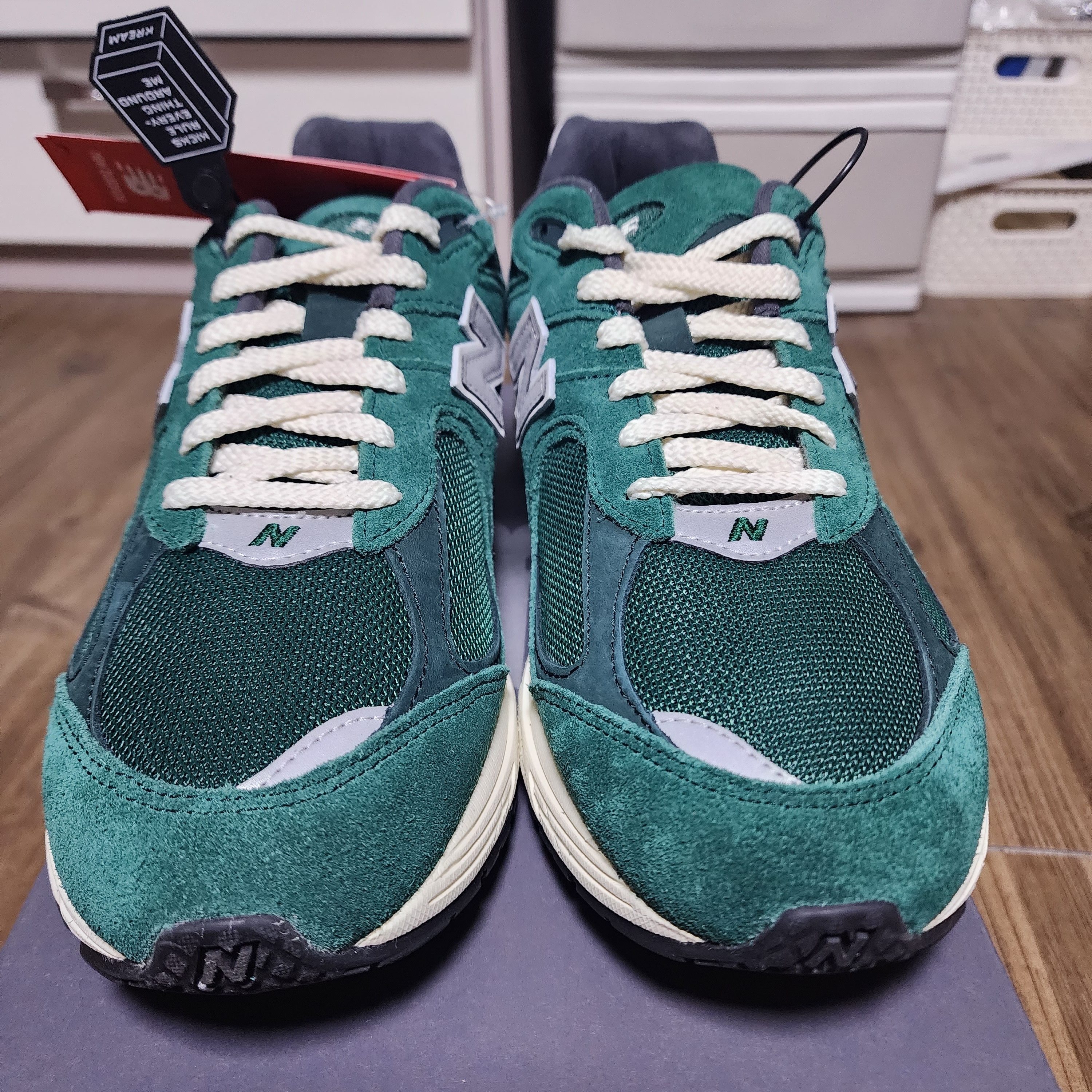 New Balance 2002R Nightwatch Green 착용 스타일 - 2