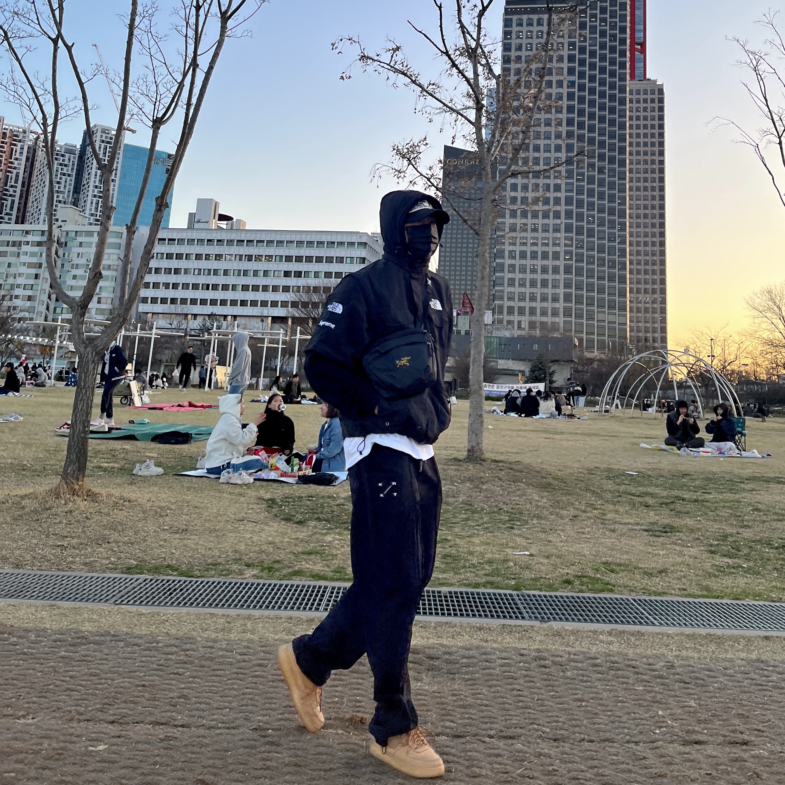 Supreme x The North Face Trekking Convertible Jacket Black - 22SS, Arc'teryx Mantis 2 Waistpack 24K Black 착용 스타일 - 1