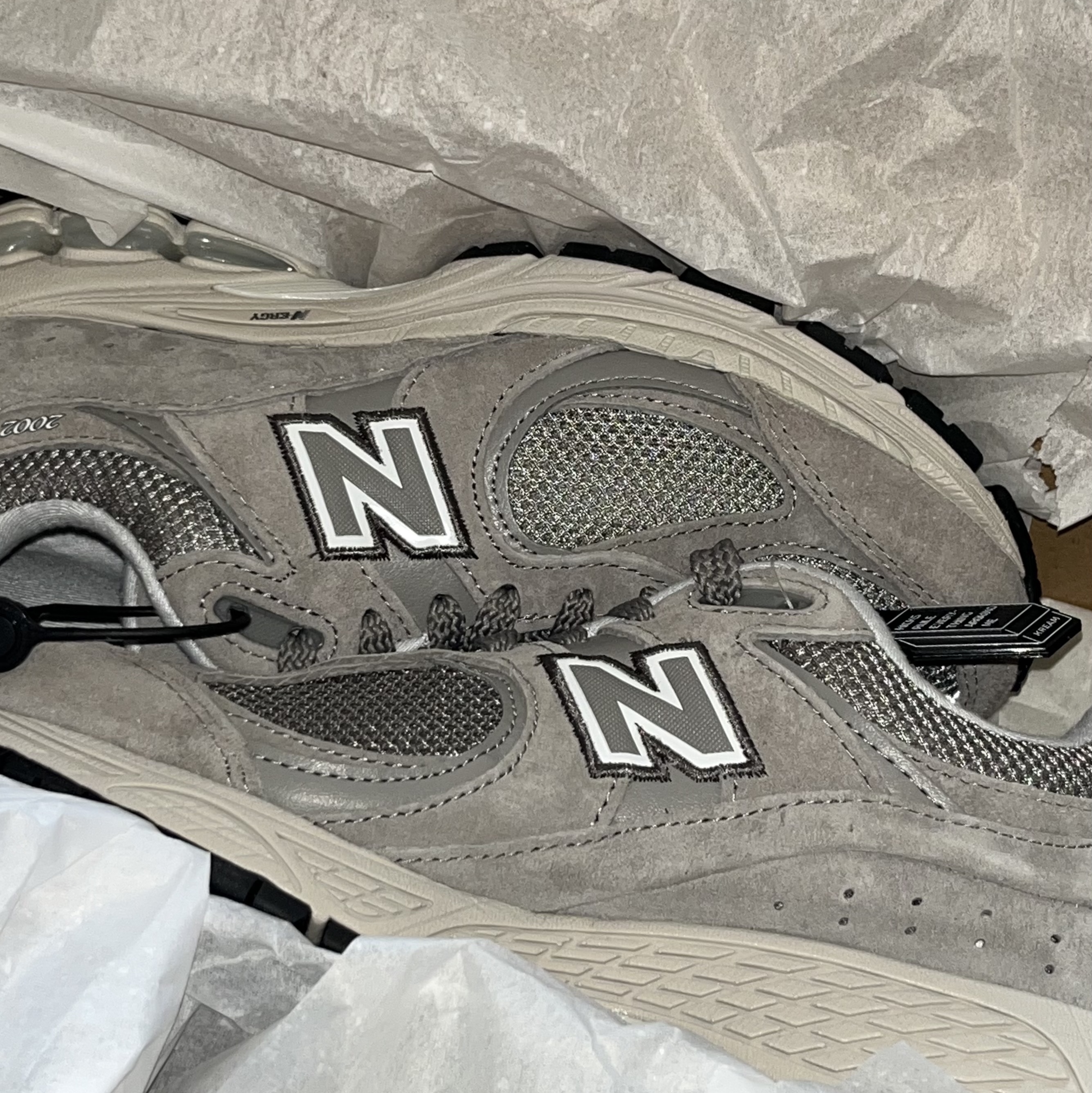 New Balance 2002R Grey 착용 스타일