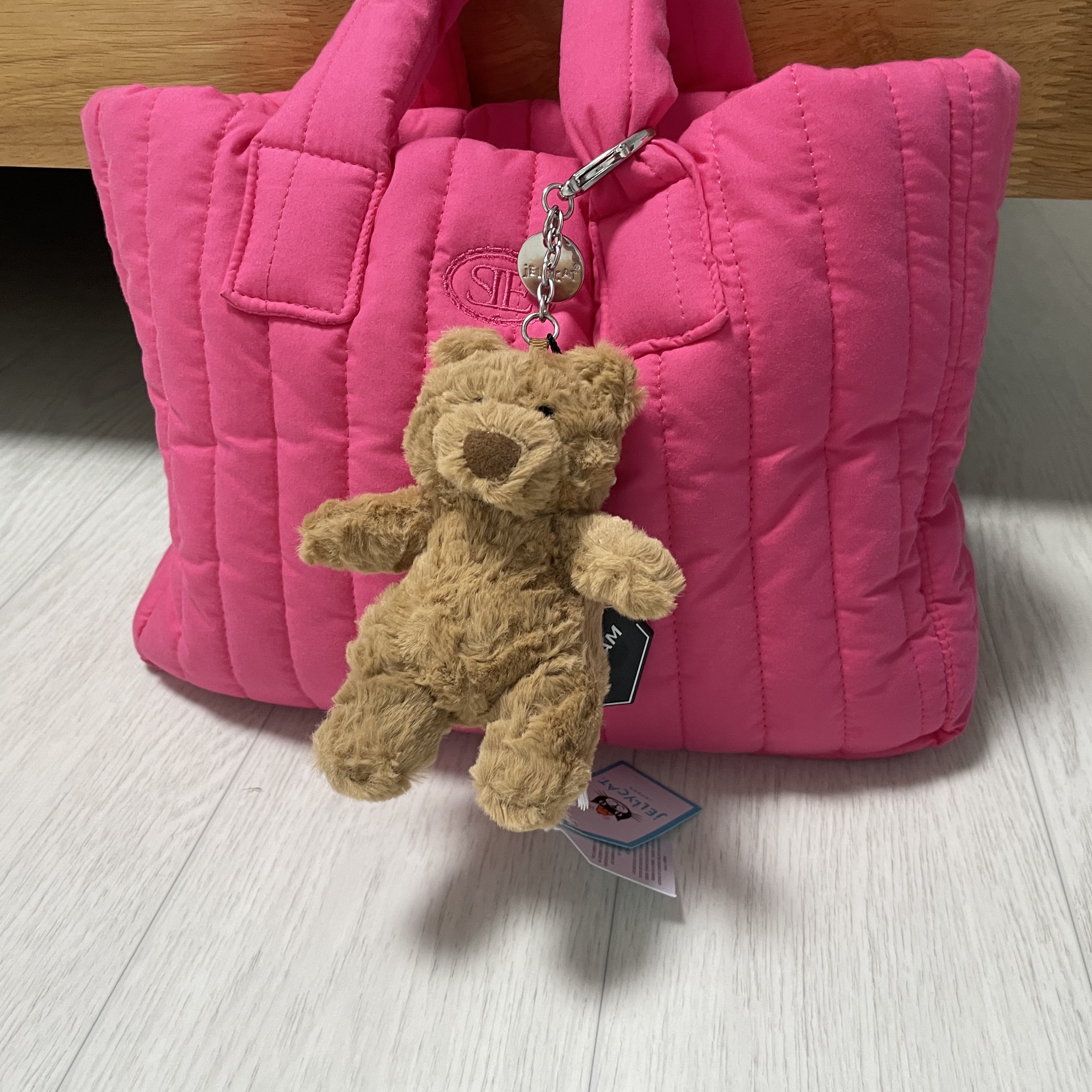 Jellycat Bartholomew Bear Bag Charm Brown 착용 스타일 - 3