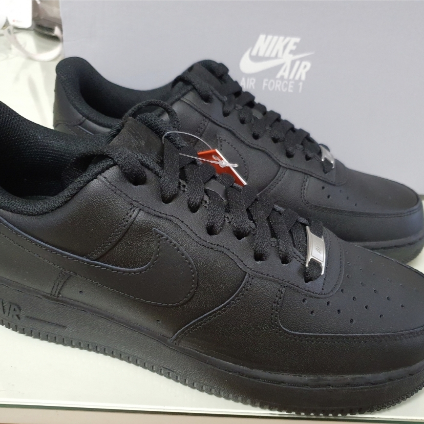 Nike Air Force 1 '07 Low Triple Black 착용 스타일