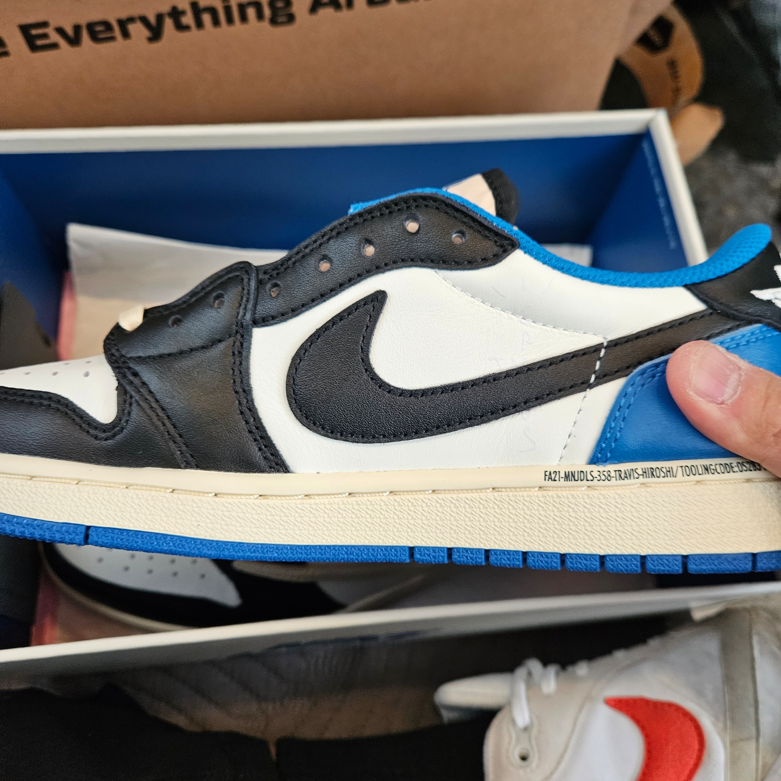Jordan 1 x Travis Scott x Fragment Retro Low OG SP Military Blue 착용 스타일 - 2