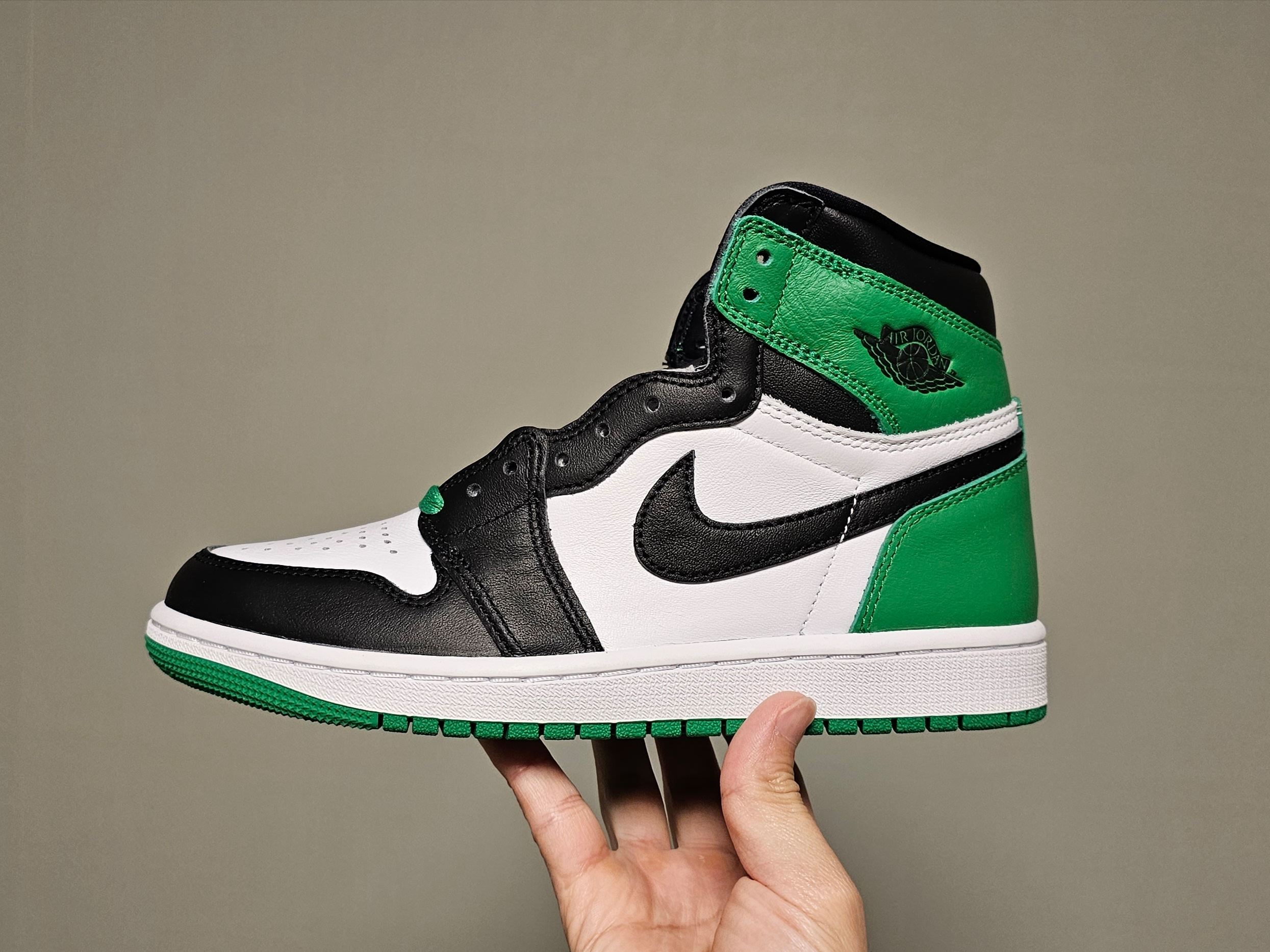 Jordan 1 Retro High OG Black and Lucky Green 착용 스타일