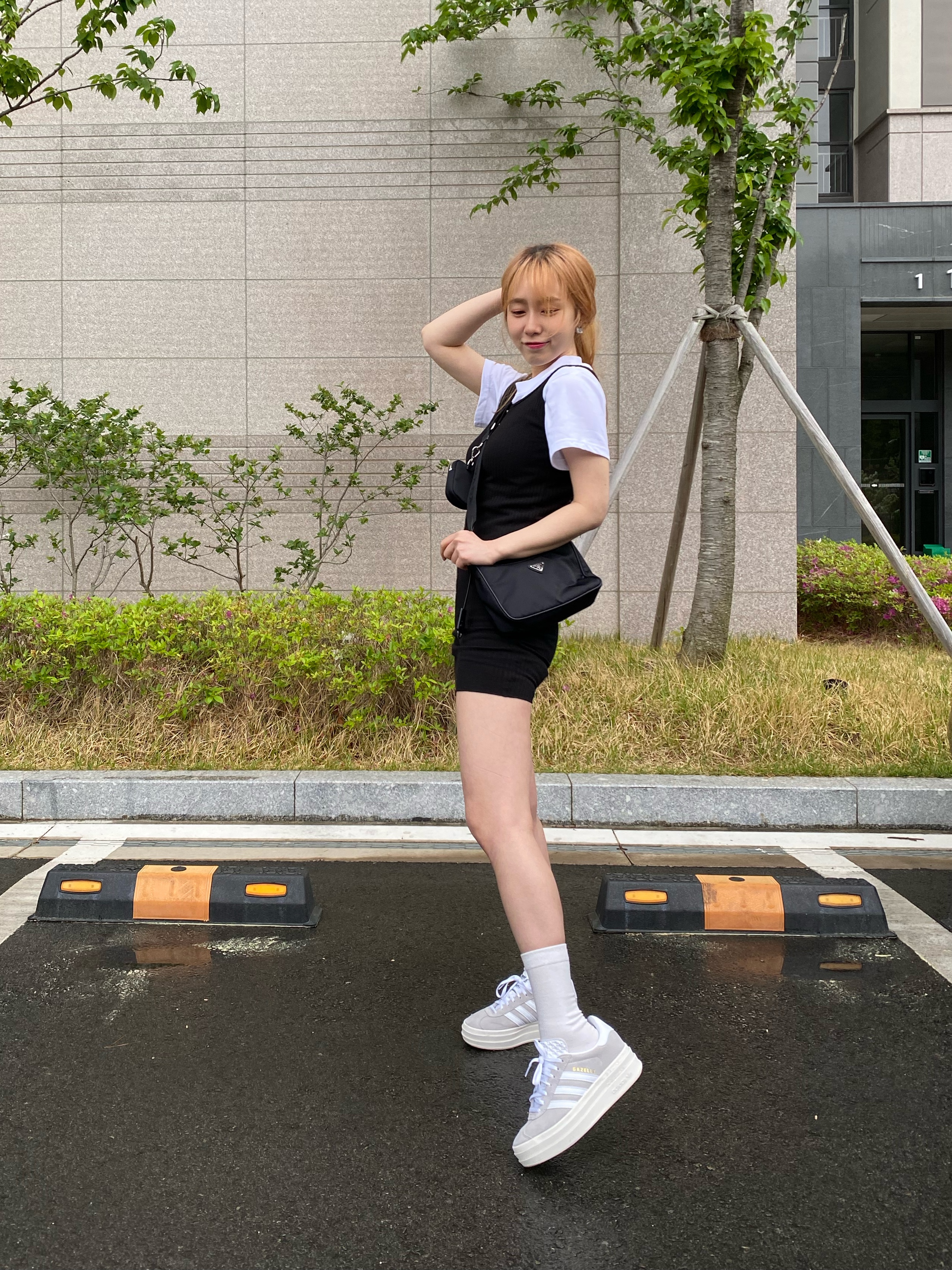 (W) 아디다스 가젤 볼드 그레이 클라우드 화이트 착용 스타일 - 2