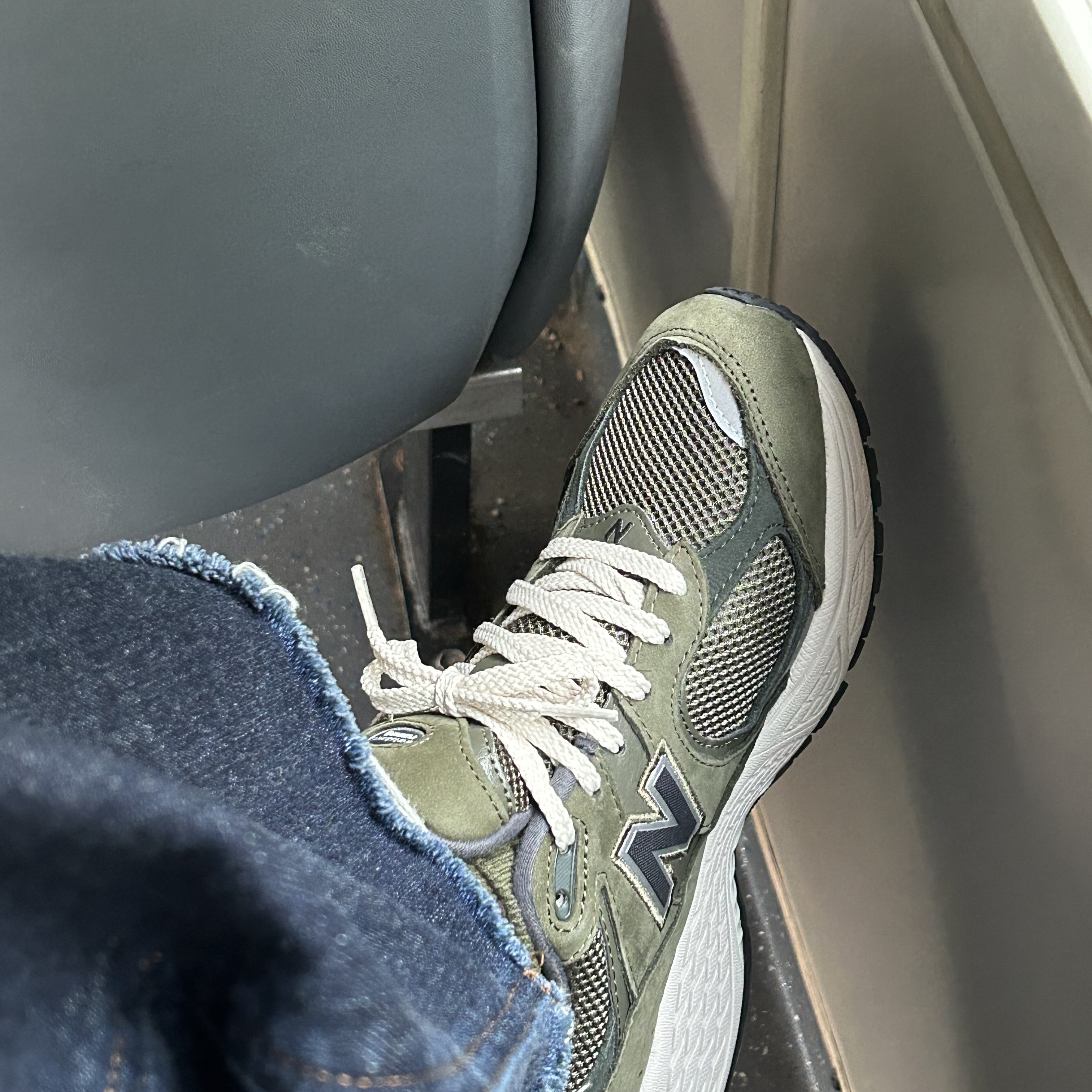 New Balance 2002R Grape Leaf 착용 스타일