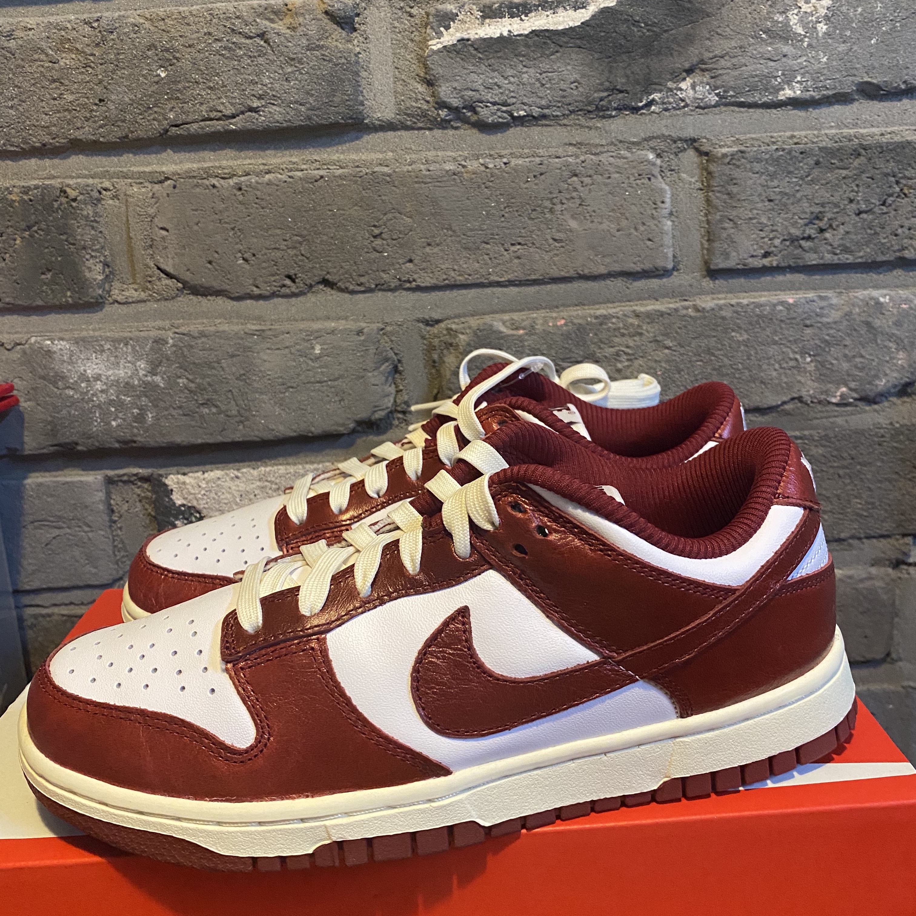 (W) Nike Dunk Low Retro PRM Team Red and White 착용 스타일