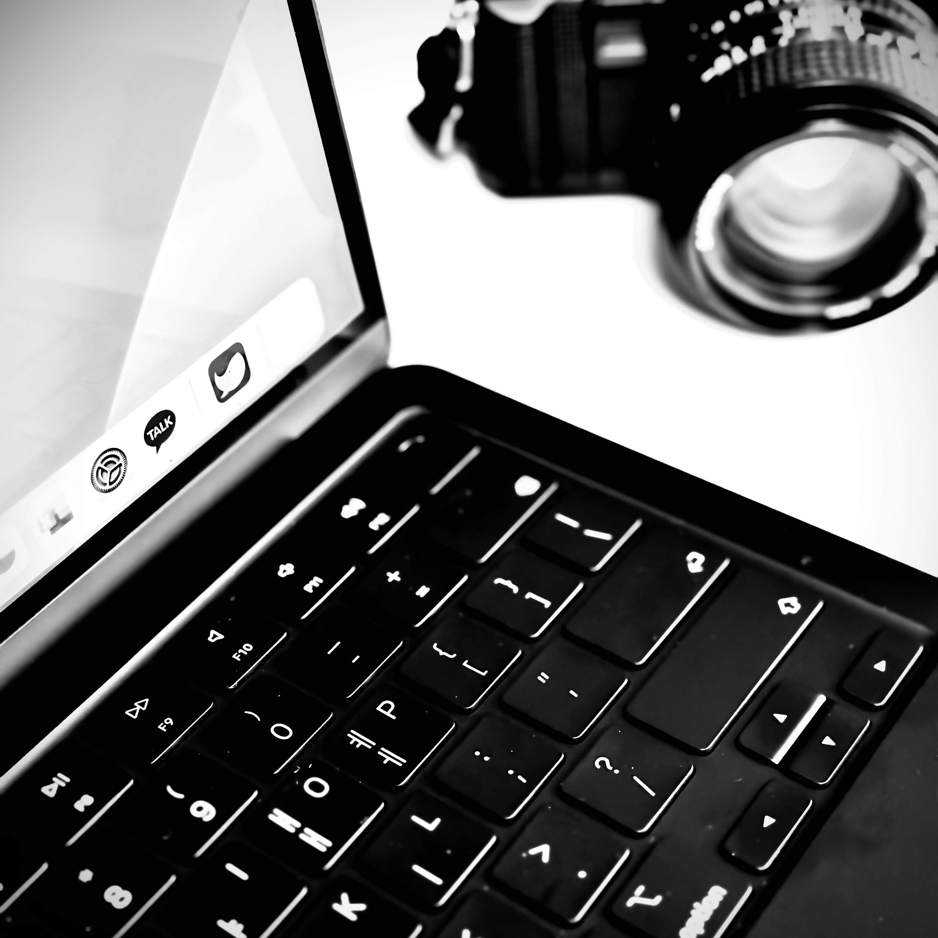 Apple 2022 MacBook Air 13 M2 256GB SSD / 8GB RAM Midnight (Korean Ver.) 착용 스타일
