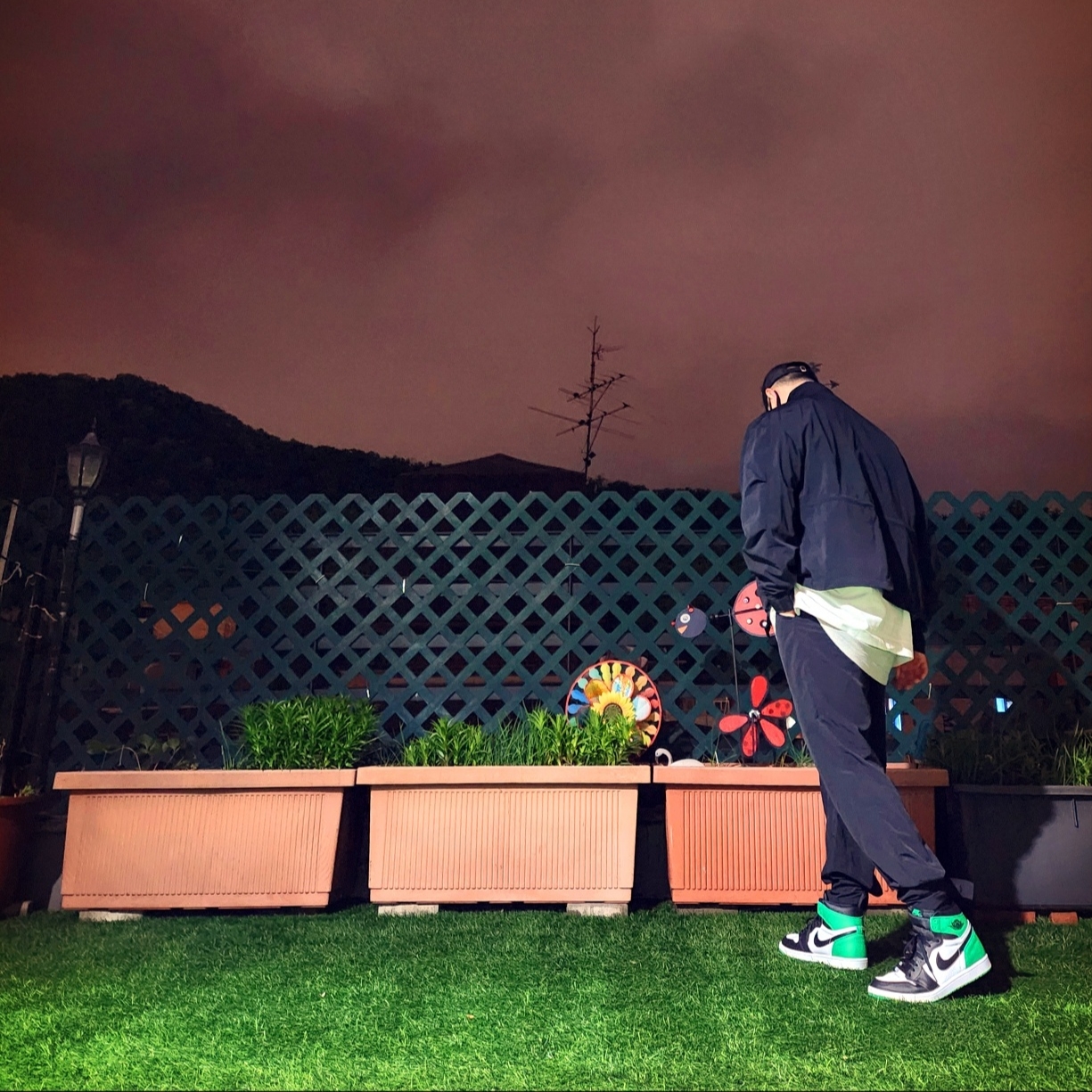 Jordan 1 Retro High OG Black and Lucky Green 착용 스타일 - 2