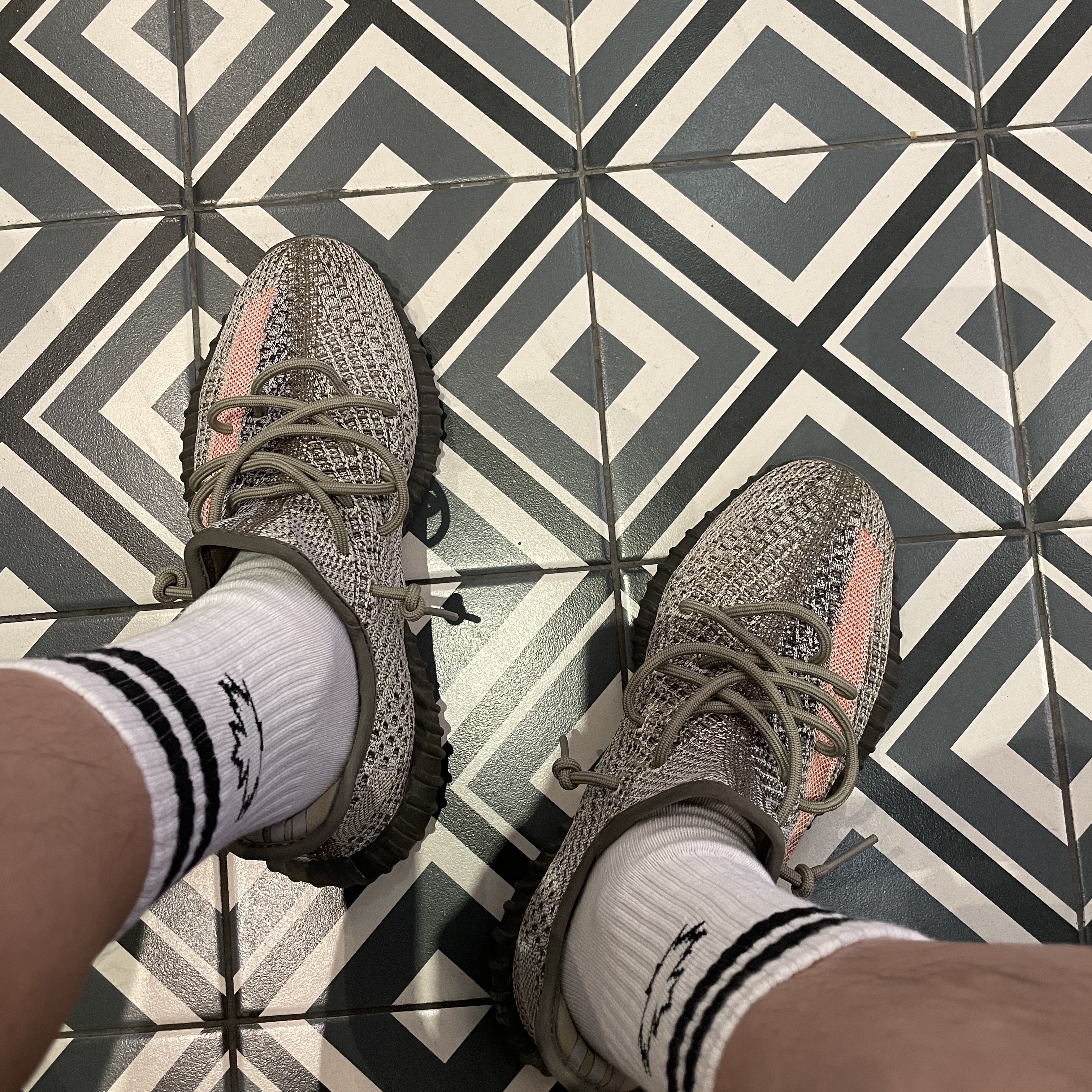 Adidas Yeezy Boost 350 V2 Ash Stone 착용 스타일