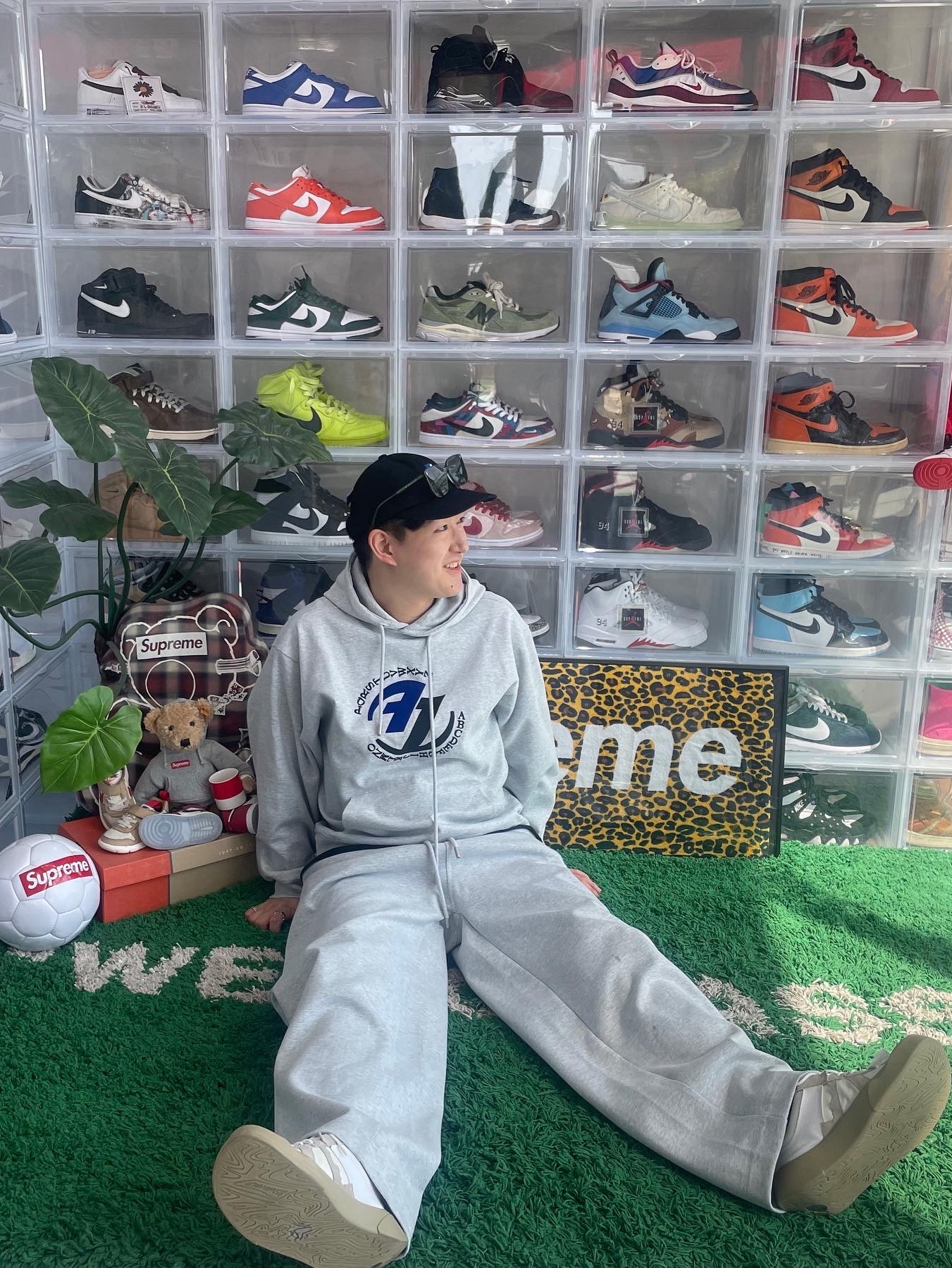 Zara x Ader Error Embroidery Hooded Sweatshirt Grey, Zara x Ader Error Jogger Pants Grey 착용 스타일