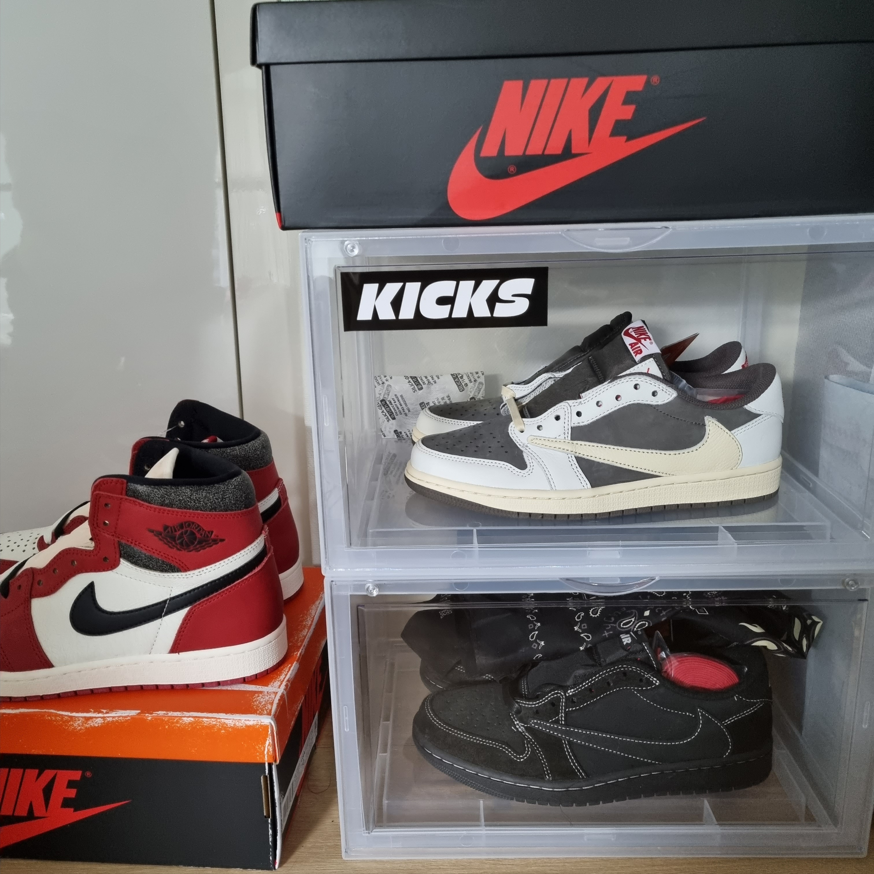 Jordan 1 Retro High OG Chicago 2022, Jordan 1 x Travis Scott Retro Low OG SP Sail and Ridgerock 착용 스타일
