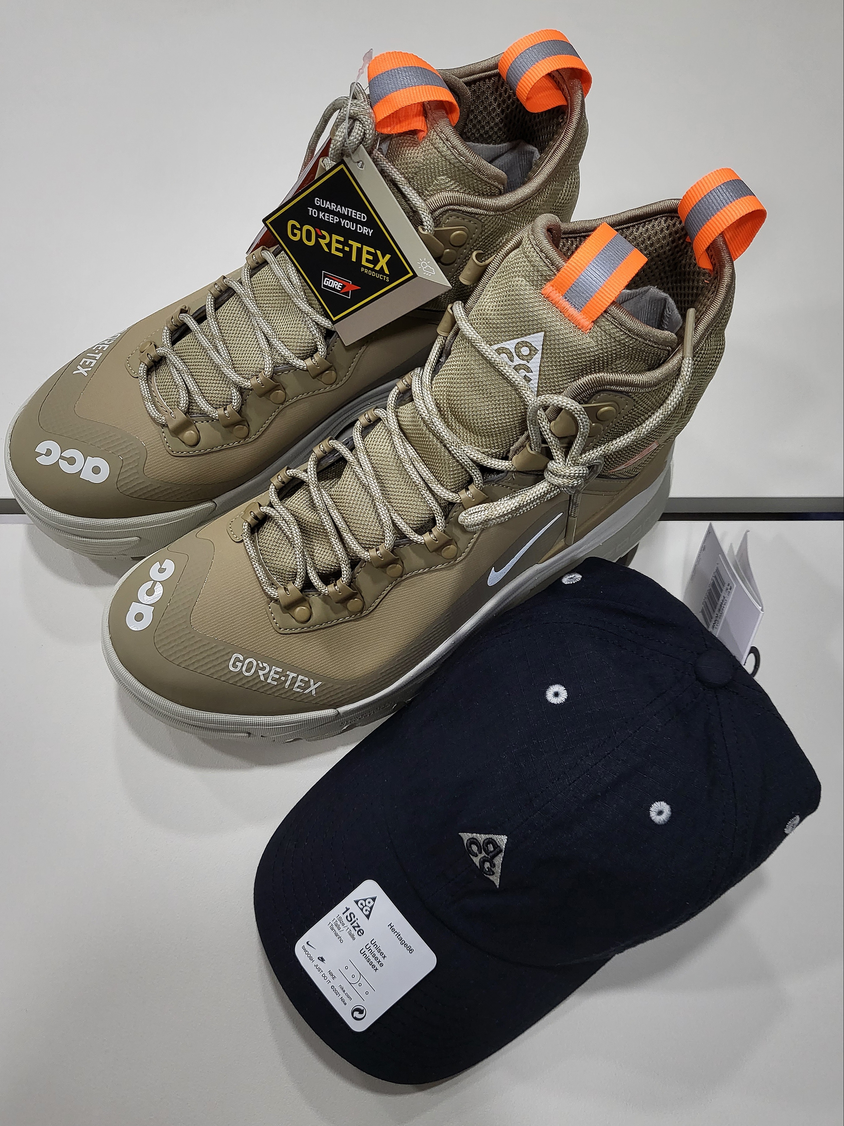 Nike ACG Air Zoom Gaiadome Gore-Tex Khaki Light Bone 착용 스타일