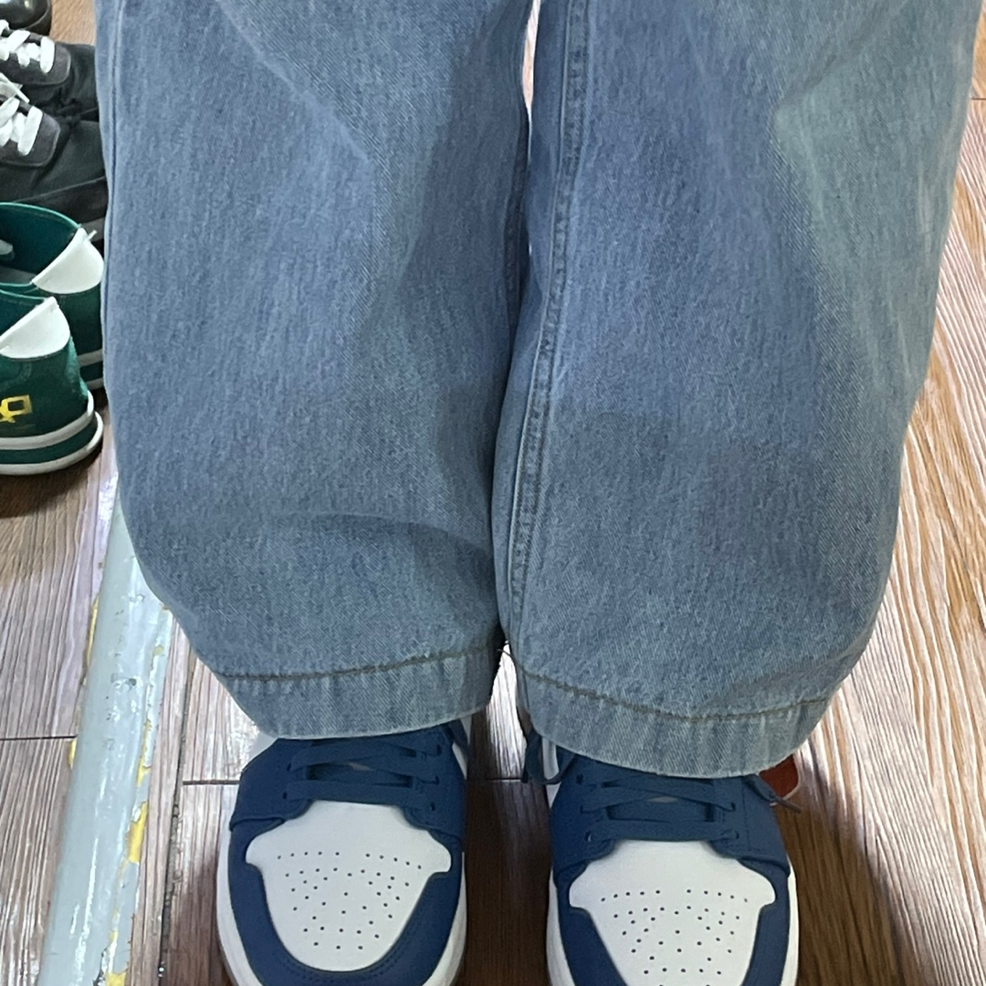Jordan 1 Low True Blue Cement Grey 착용 스타일 - 3