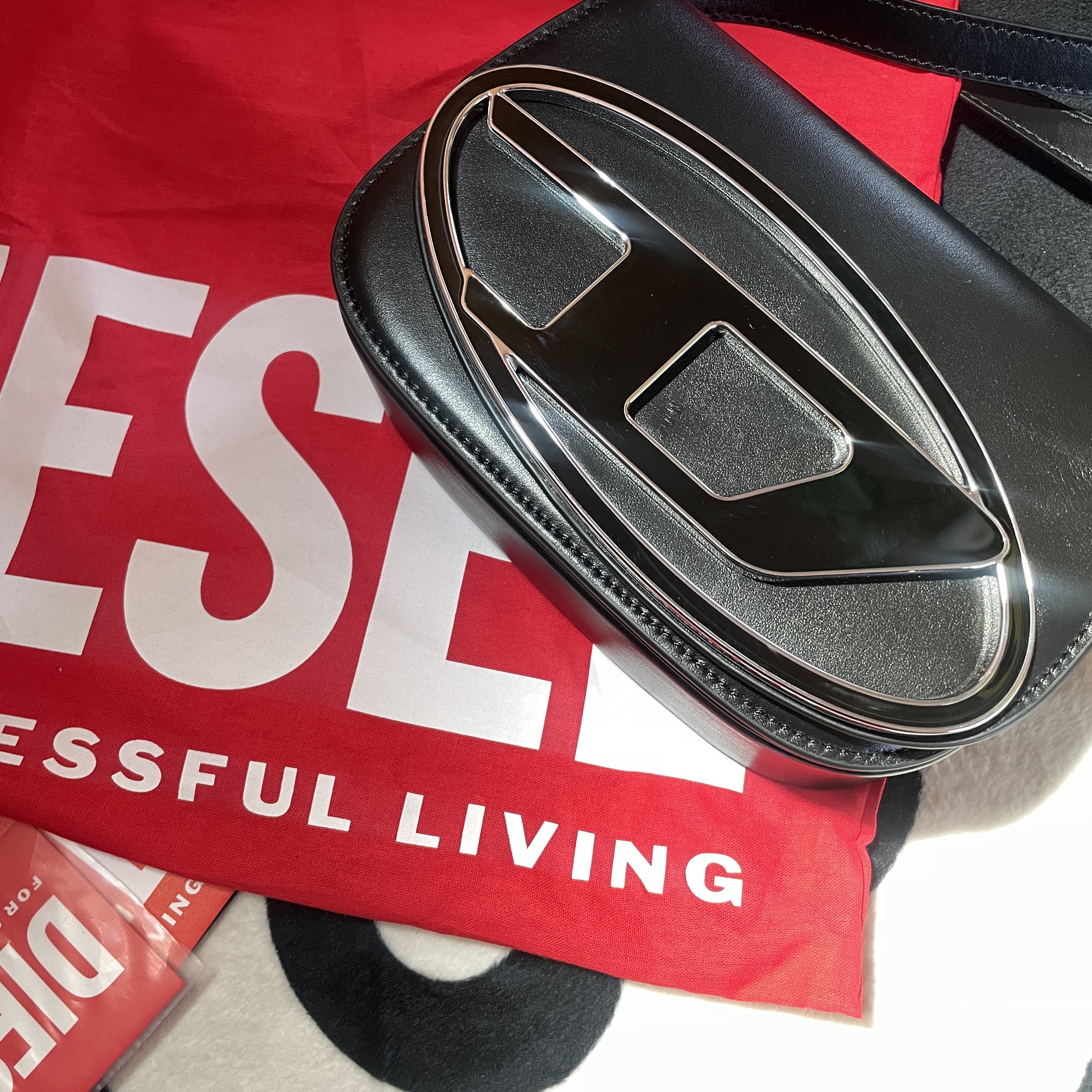 Diesel 1DR Shoulder Bag in Nappa Leather Black 착용 스타일